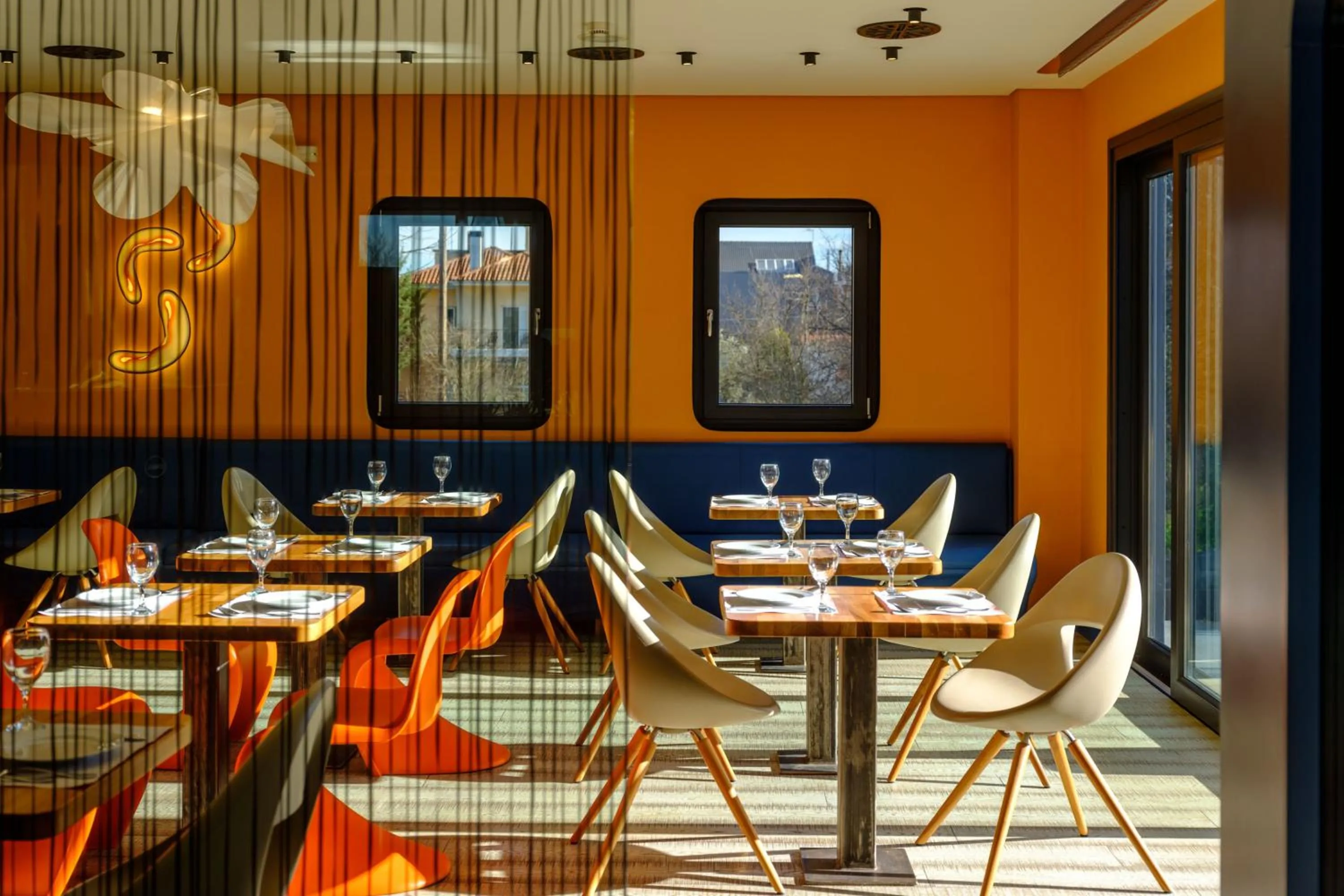 Restaurant/places to eat in Essence Hotel