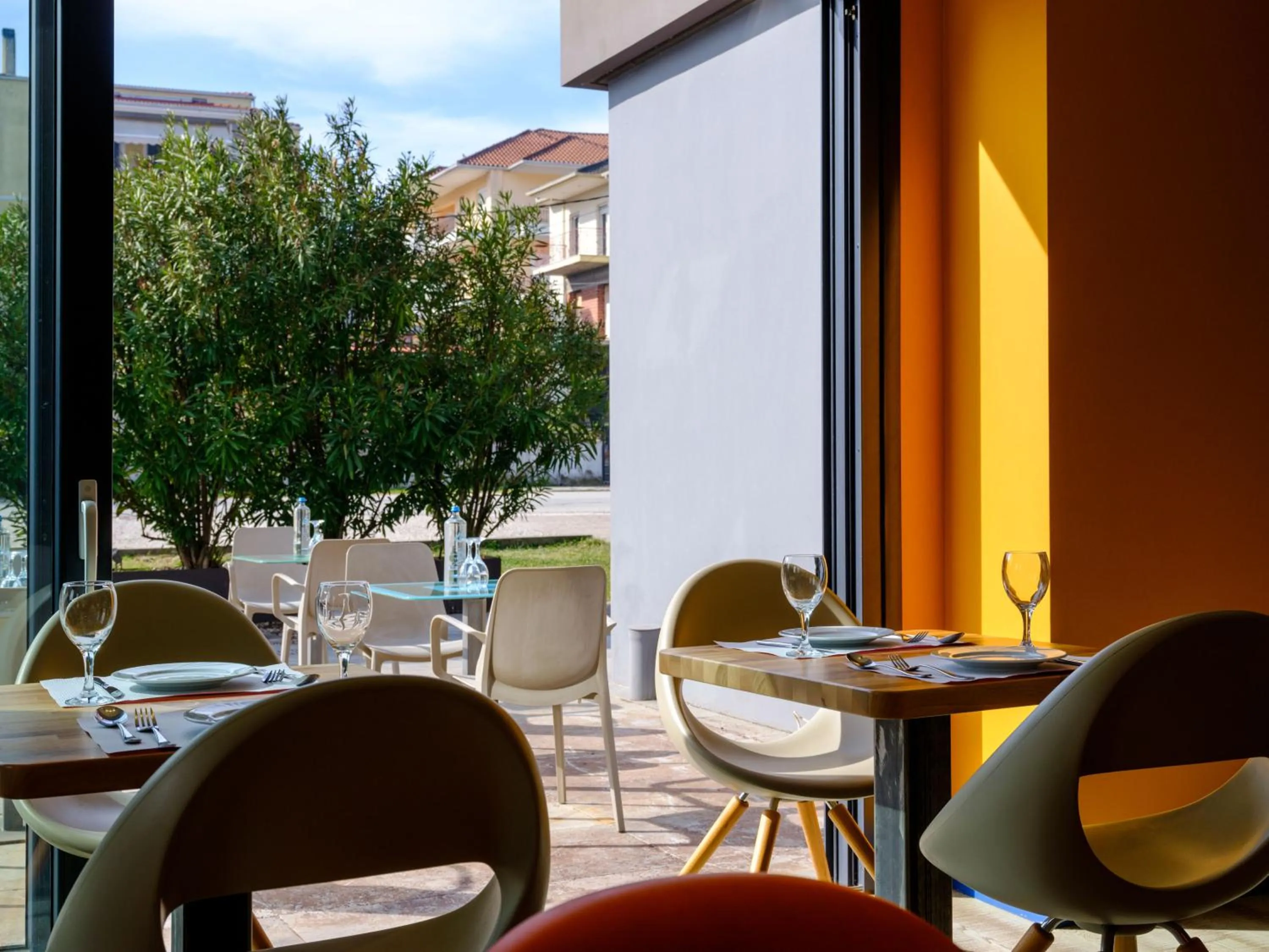 Restaurant/places to eat in Essence Hotel