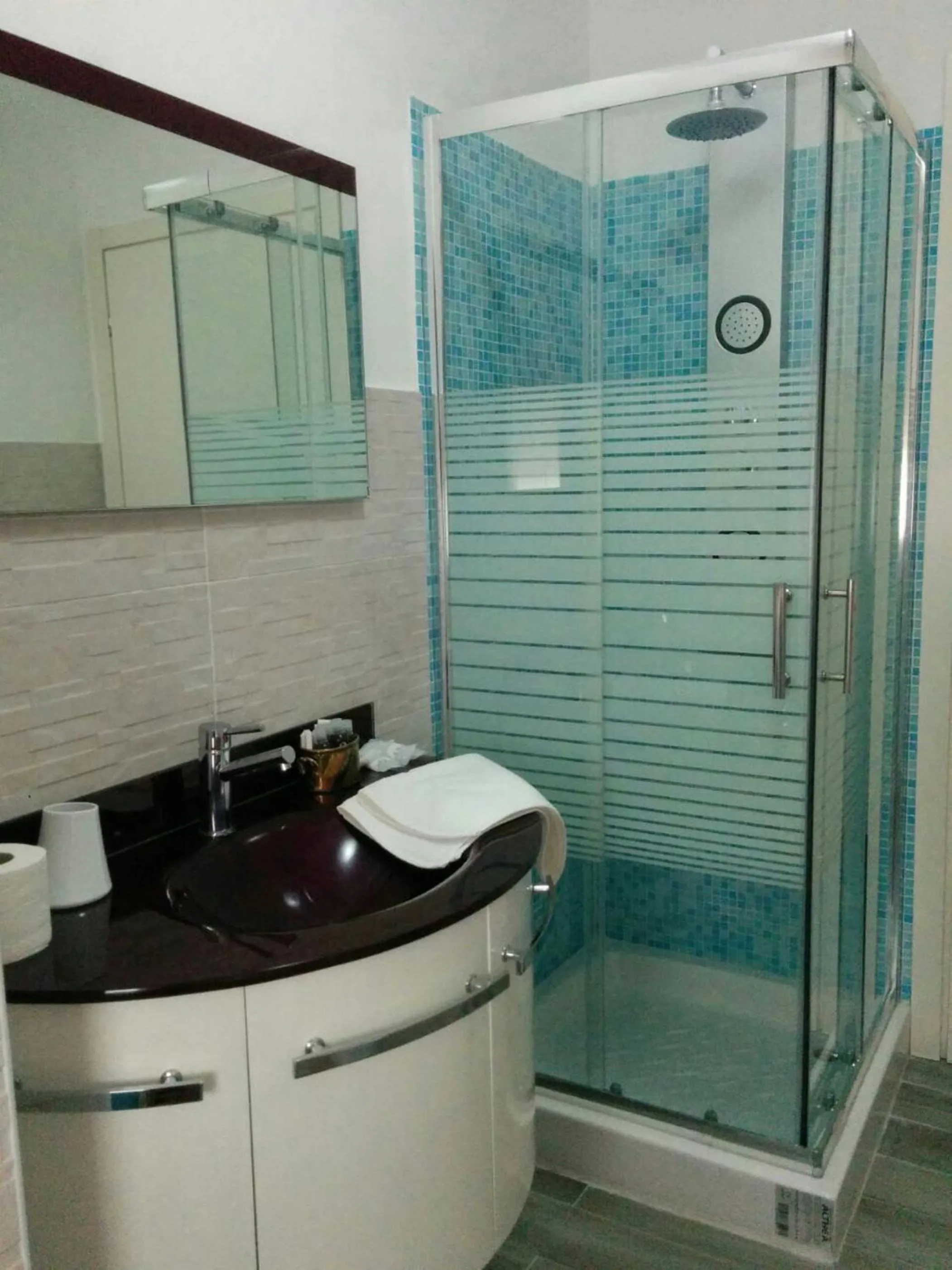 Shower in Luci A San Siro