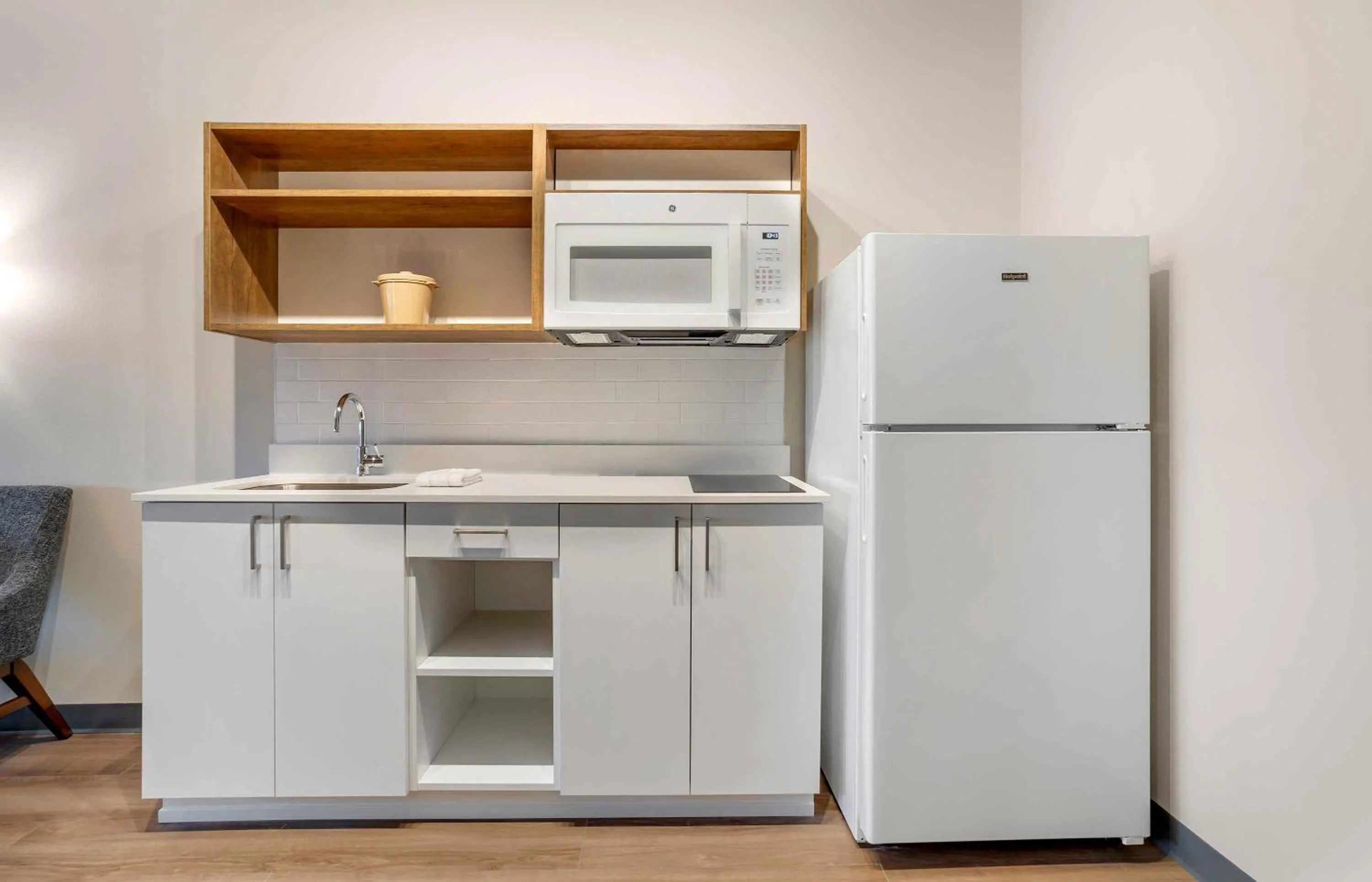 Kitchen or kitchenette in Extended Stay America Premier Suites - Bradenton