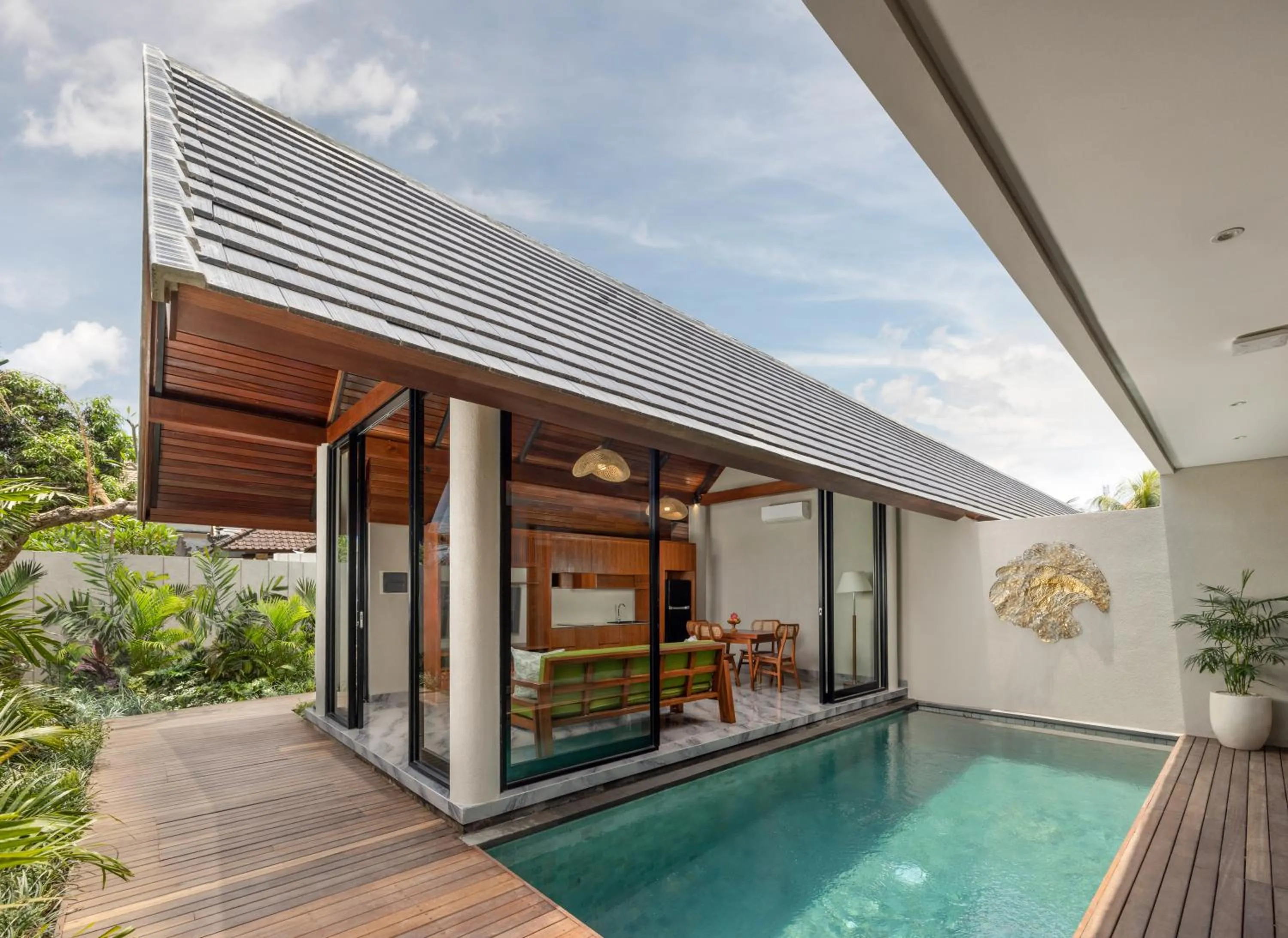 Garden in Unagi Mas Villa by Emana