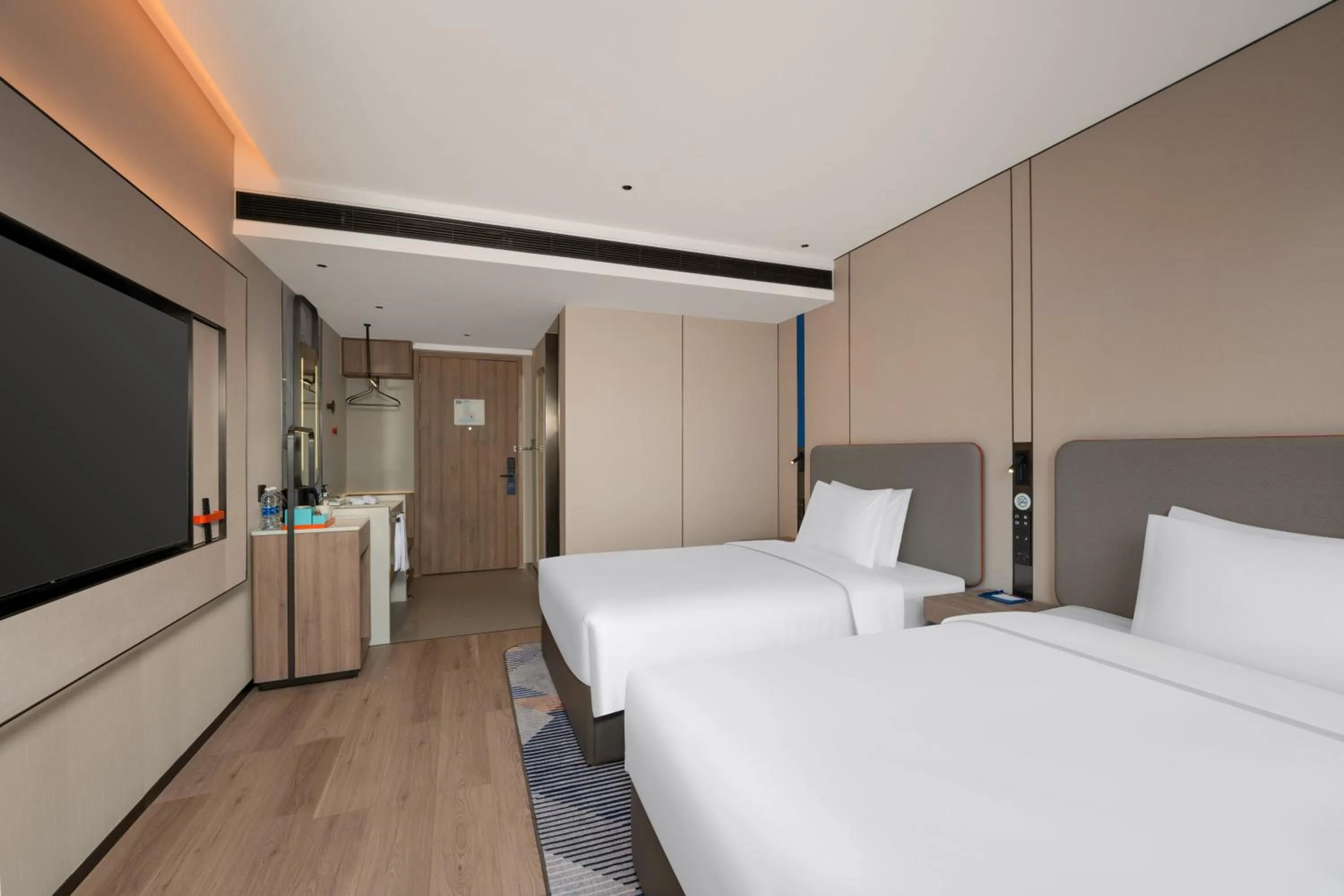 Photo of the whole room, Bed in Holiday Inn Express Chongqing Ciqikou Ancient Town by IHG