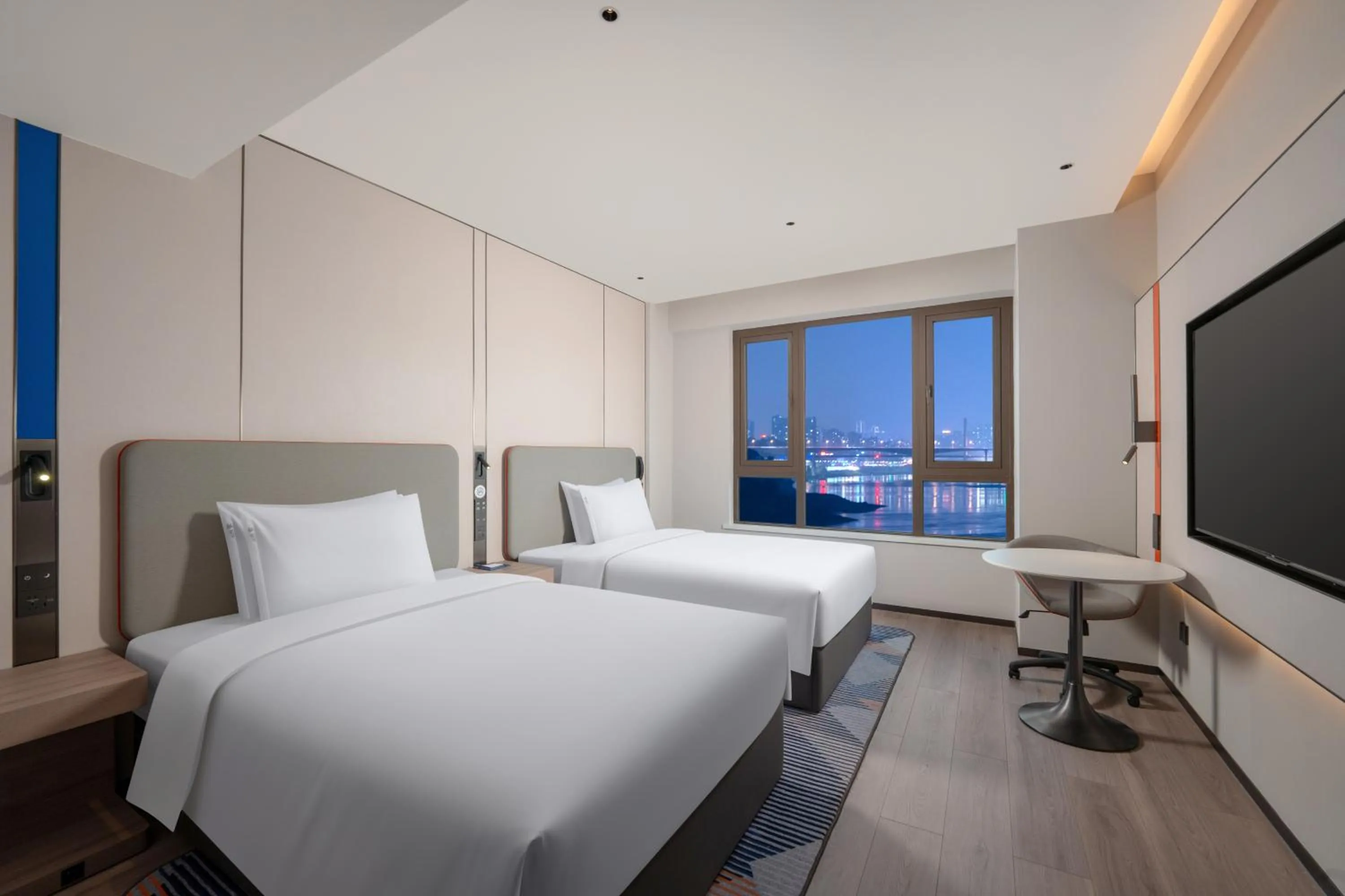 Photo of the whole room, Bed in Holiday Inn Express Chongqing Ciqikou Ancient Town by IHG
