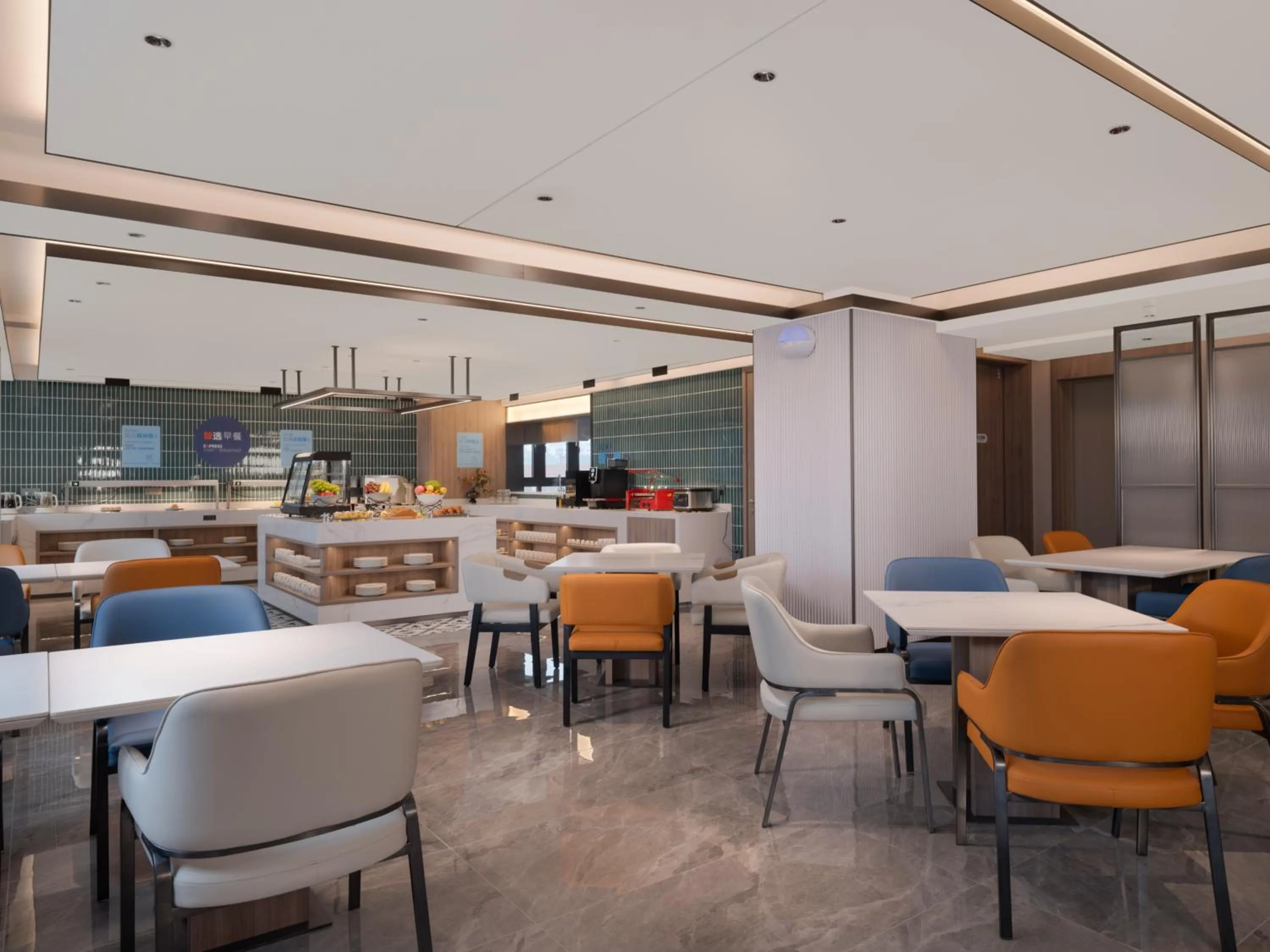 Restaurant/places to eat in Holiday Inn Express Chongqing Ciqikou Ancient Town by IHG