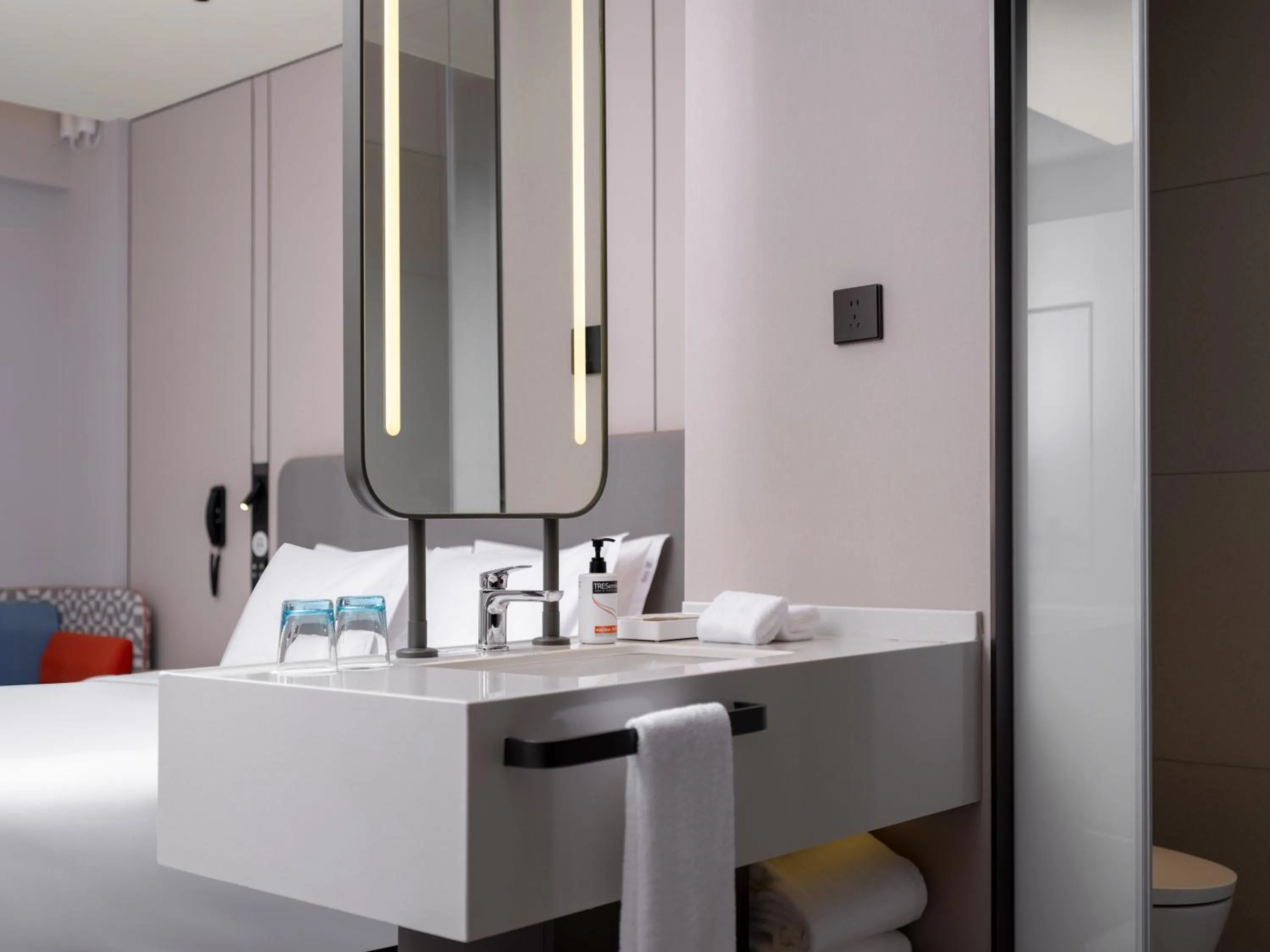 Photo of the whole room in Holiday Inn Express Chongqing Ciqikou Ancient Town by IHG