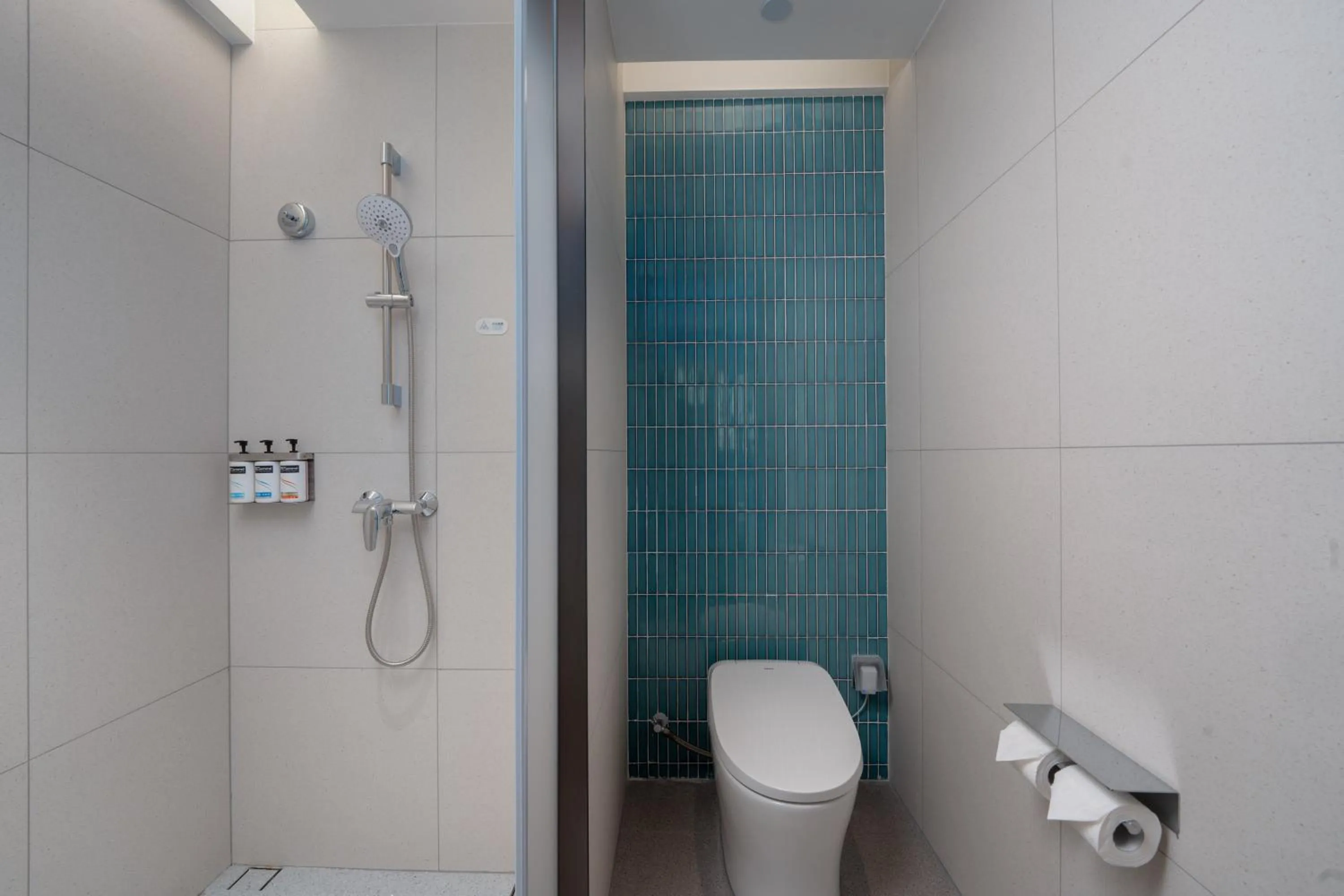 Bathroom in Holiday Inn Express Chongqing Ciqikou Ancient Town by IHG