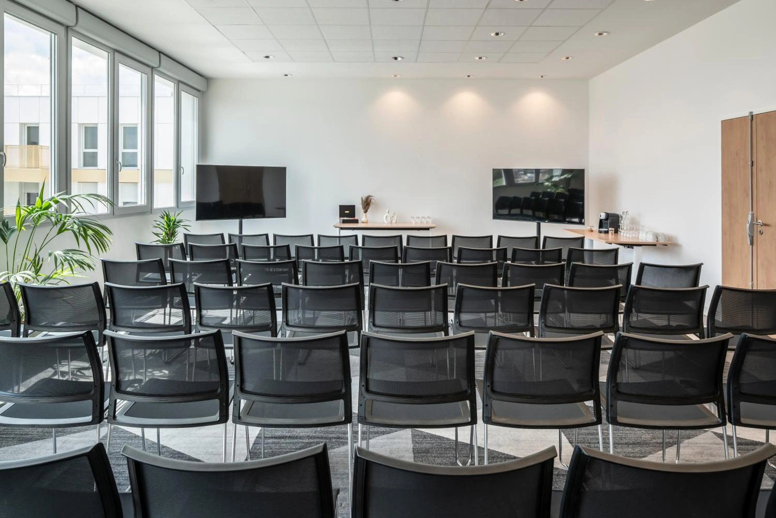 Meeting/conference room in Holiday Inn Express & Suites Reims - Rives de Vesle by IHG