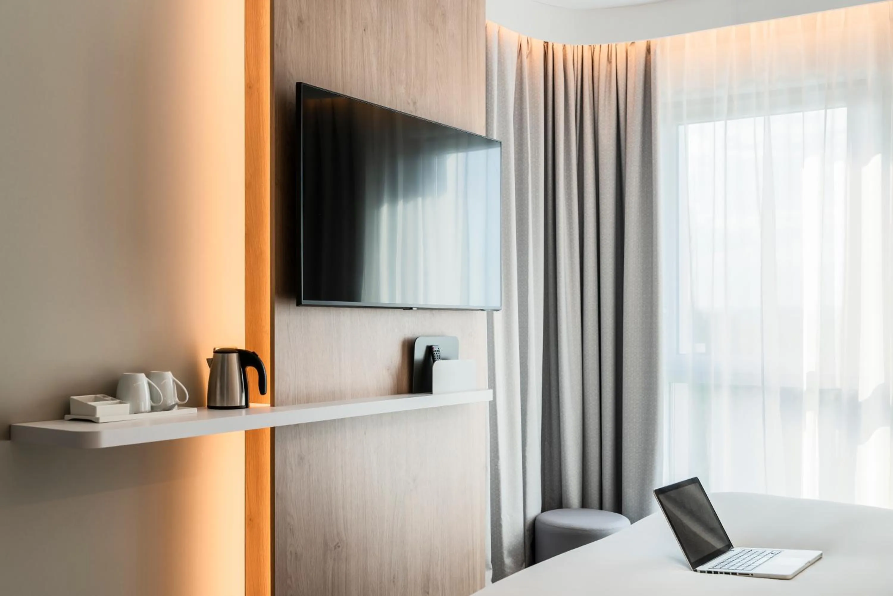 TV and multimedia in Holiday Inn Express & Suites Reims - Rives de Vesle by IHG