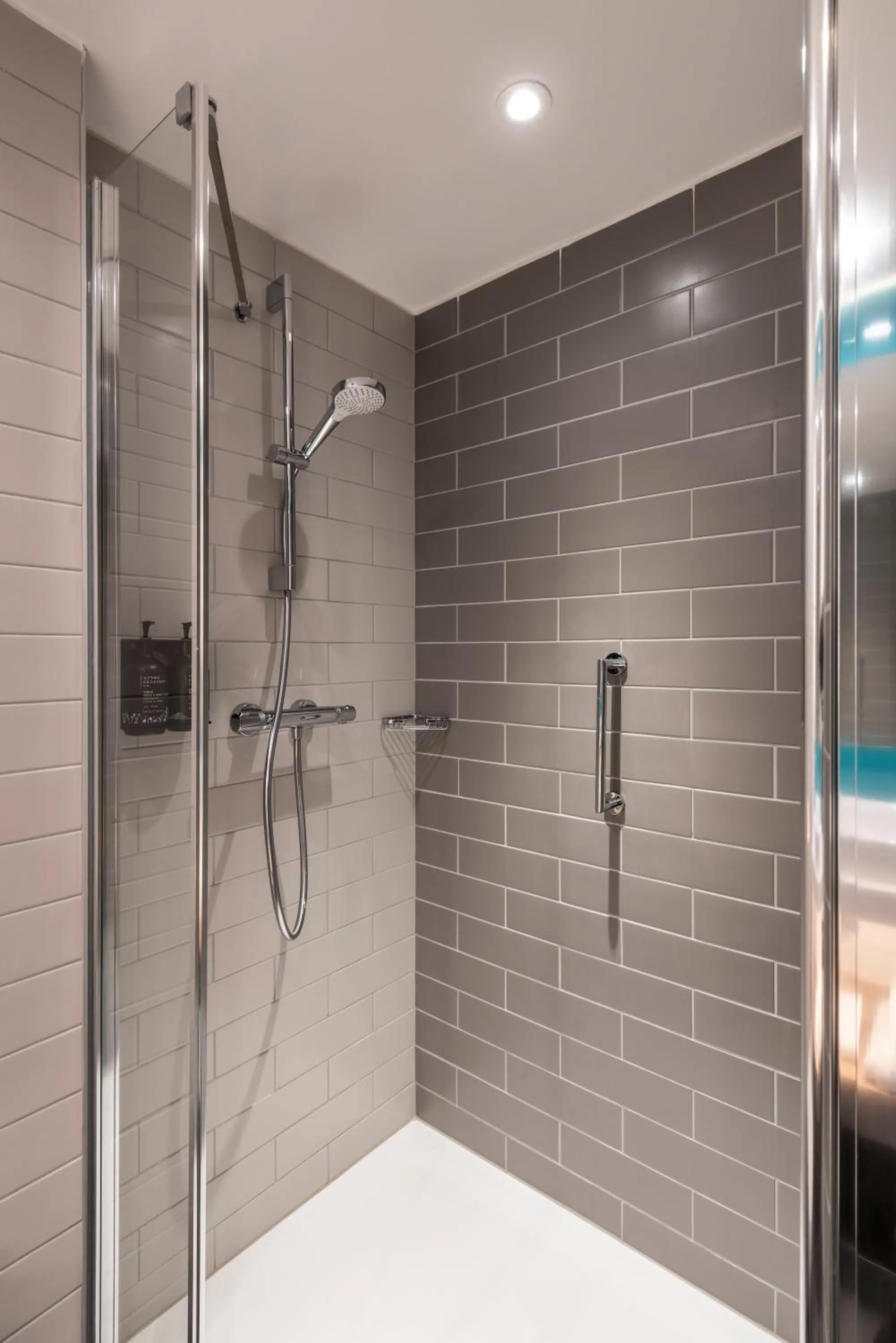 Shower in Holiday Inn Express & Suites Reims - Rives de Vesle by IHG