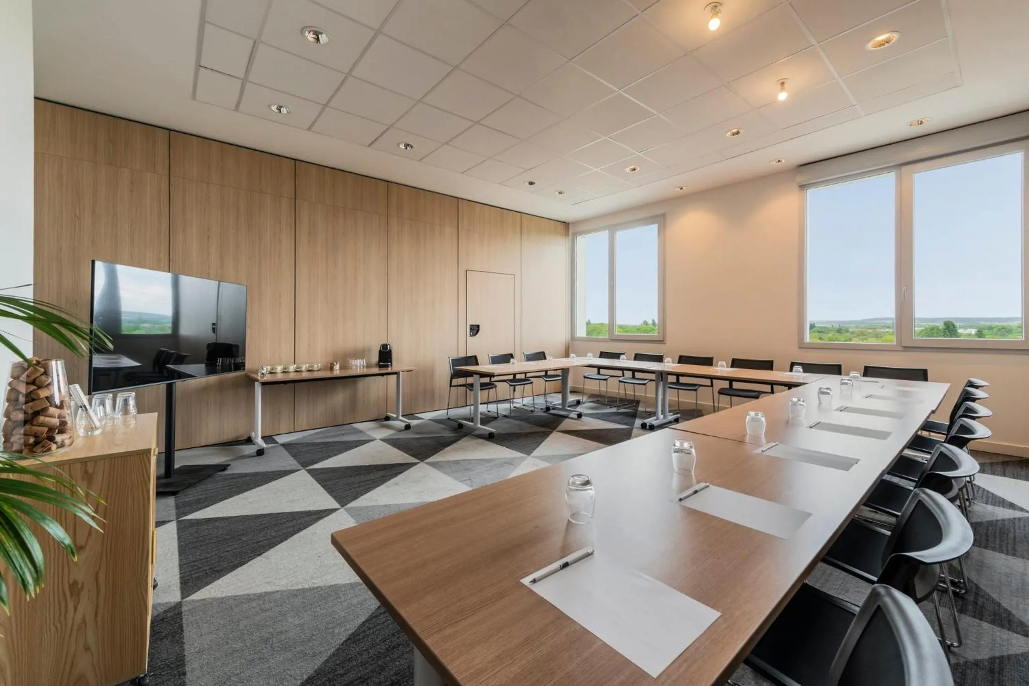 Meeting/conference room in Holiday Inn Express & Suites Reims - Rives de Vesle by IHG