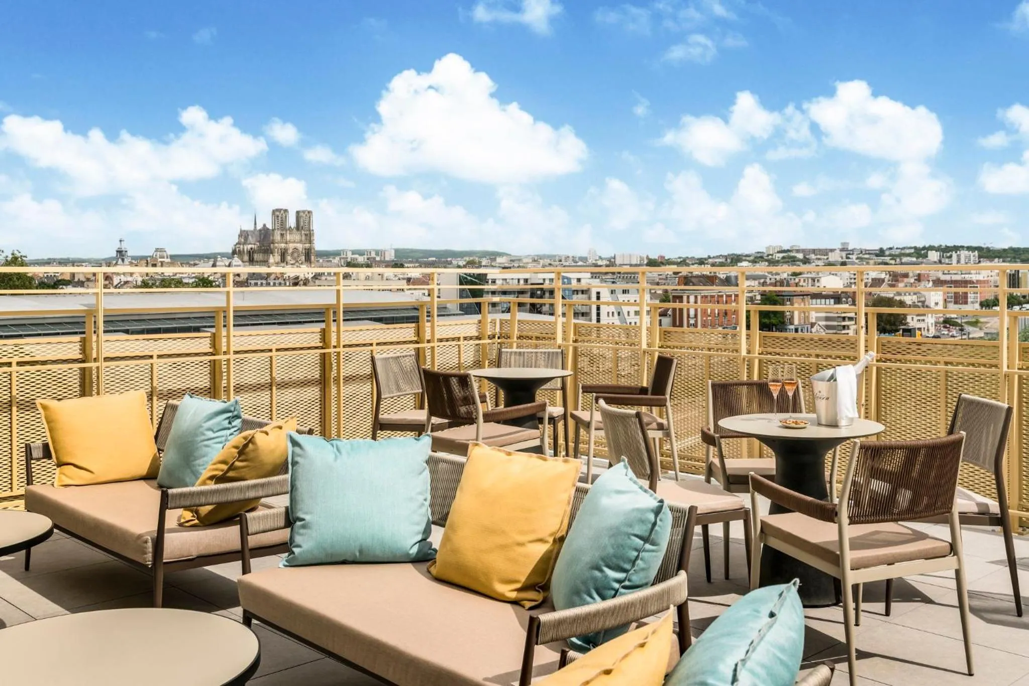 Lounge or bar in Holiday Inn Express & Suites Reims - Rives de Vesle by IHG