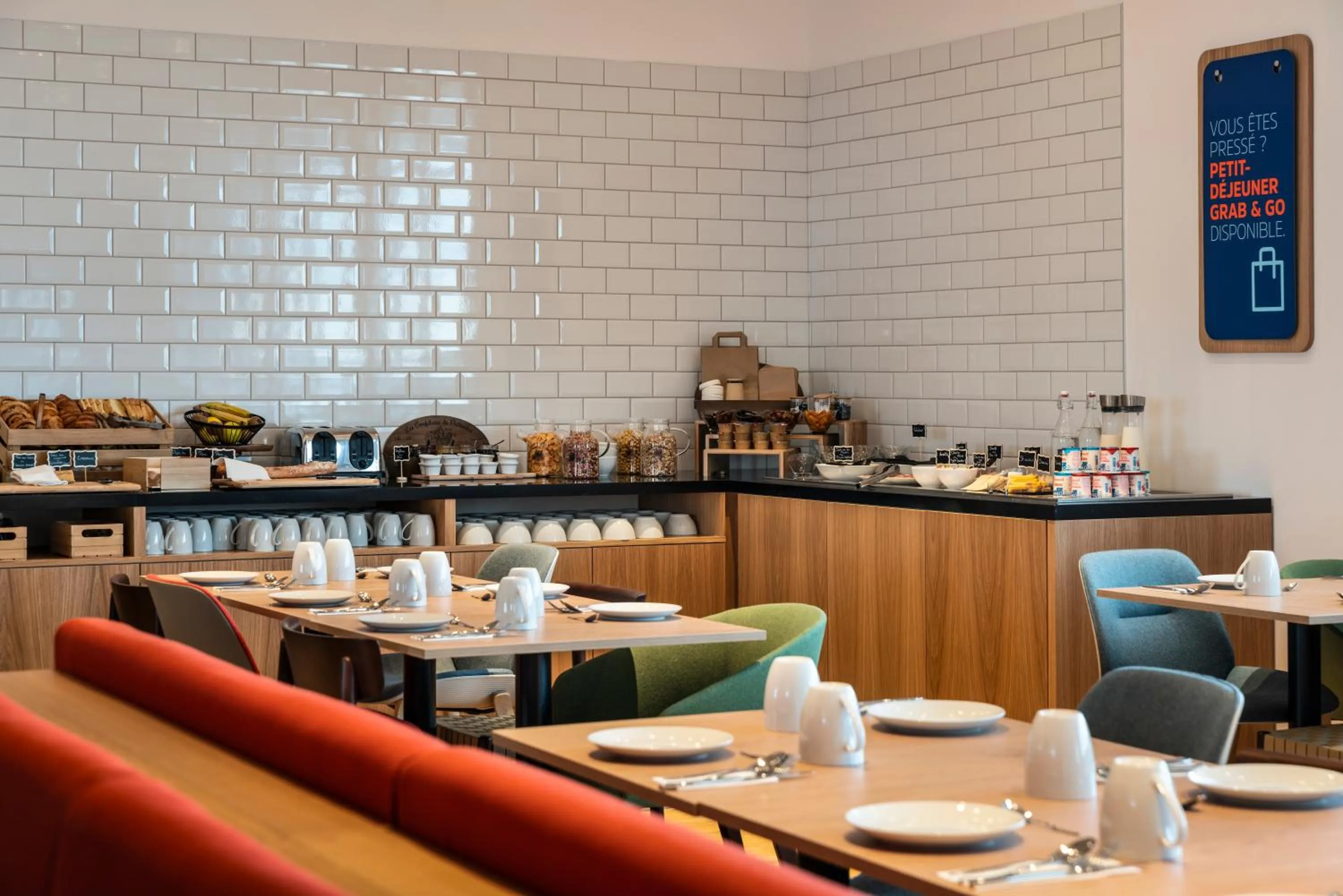 Food and drinks in Holiday Inn Express & Suites Reims - Rives de Vesle by IHG