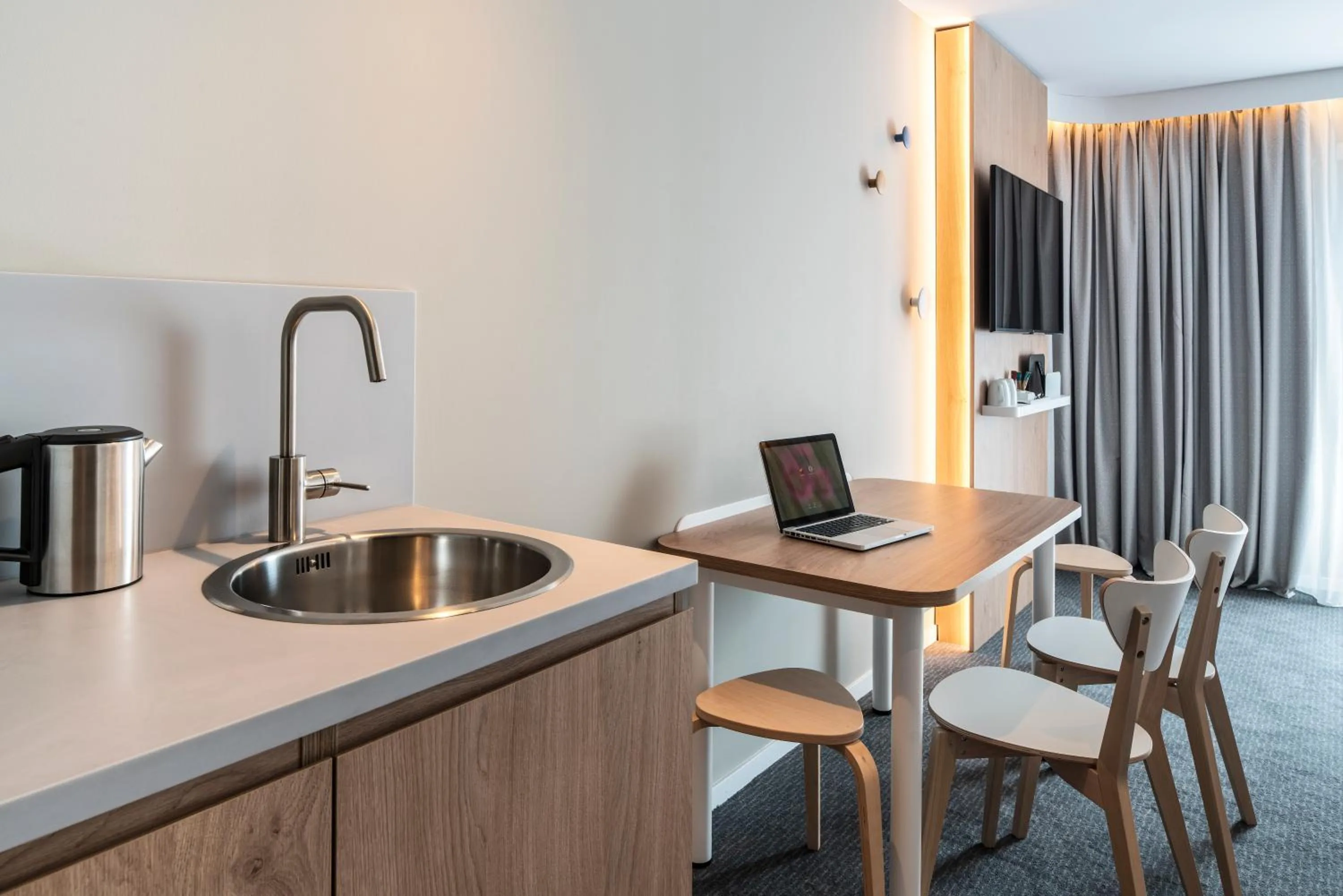 Kitchen or kitchenette in Holiday Inn Express & Suites Reims - Rives de Vesle by IHG
