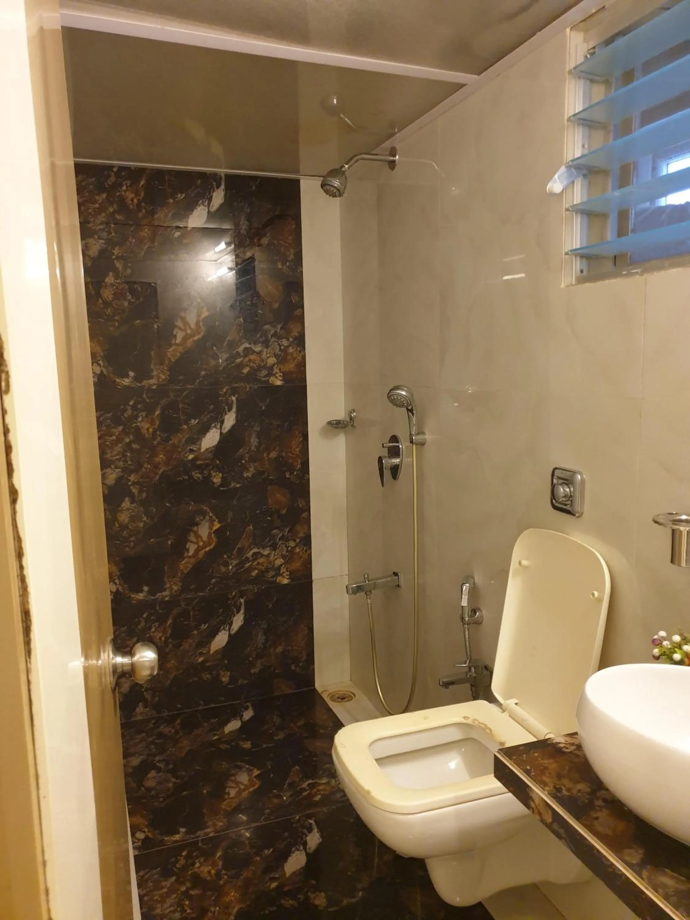 Shower in Hotel Gulf