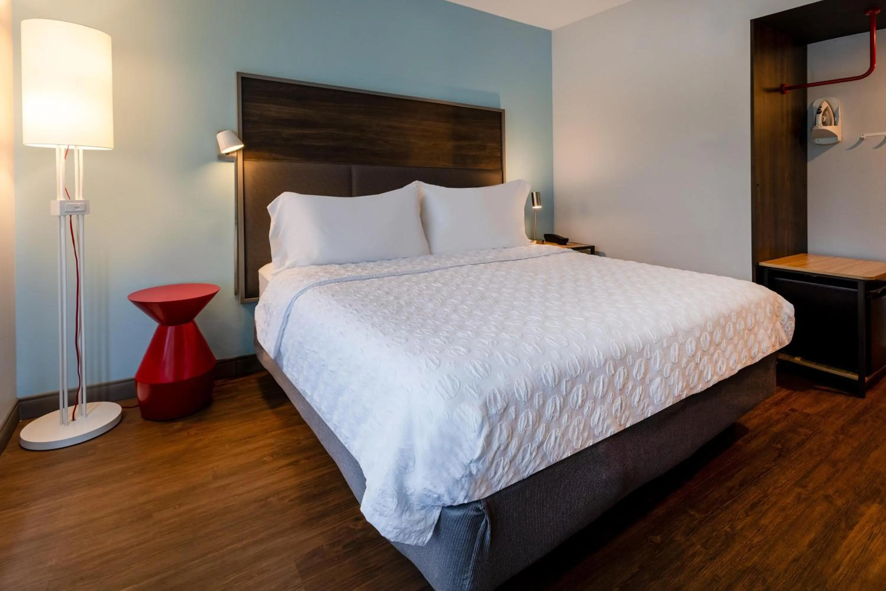 Bed in Tru By Hilton Commerce