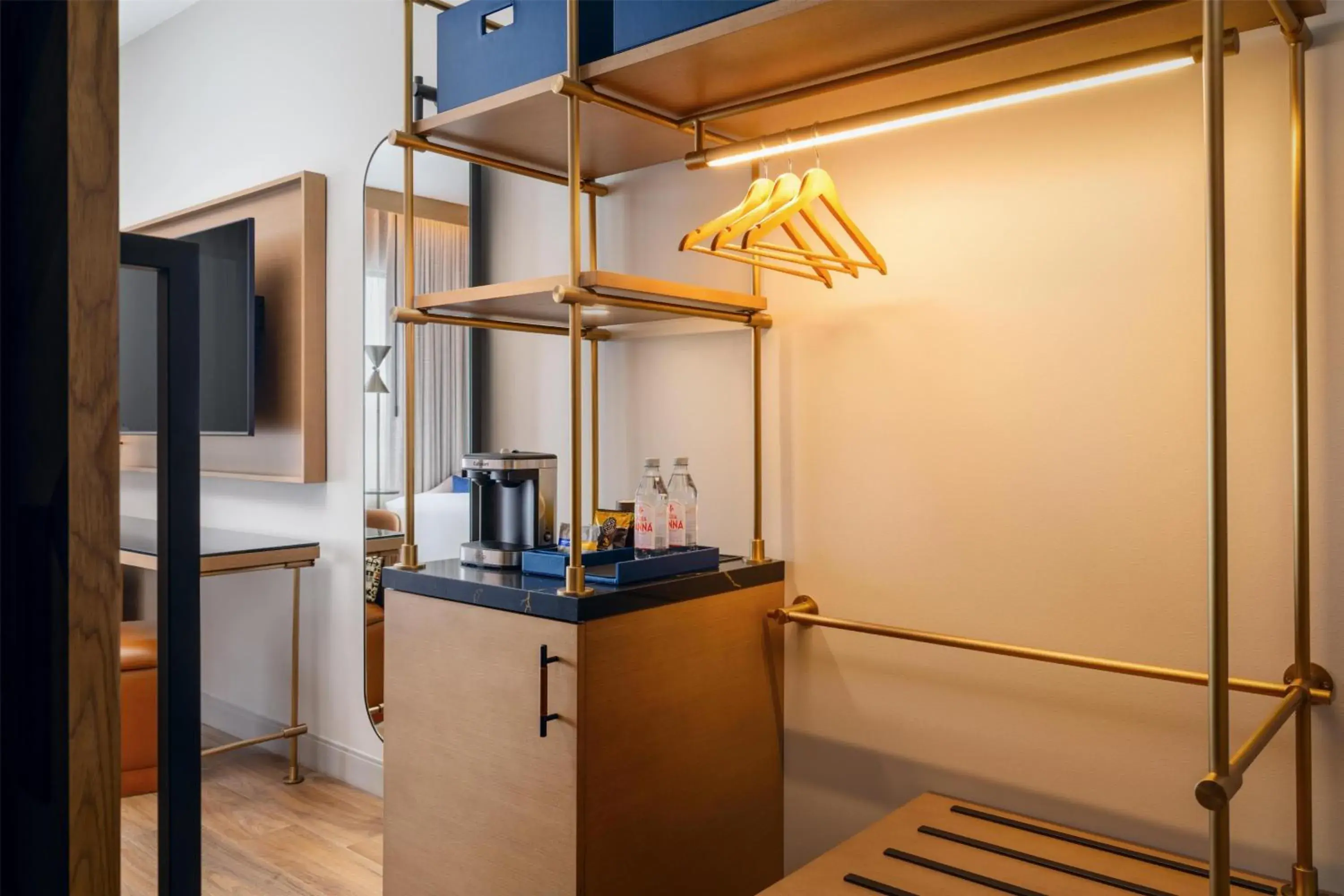 King Room with Bath Tub - Mobility Access in The Nobleman Fort Worth, Tapestry Collection By Hilton King Room with Bath Tub - Mobility Access in The Nobleman Fort Worth, Tapestry Collection By Hilton