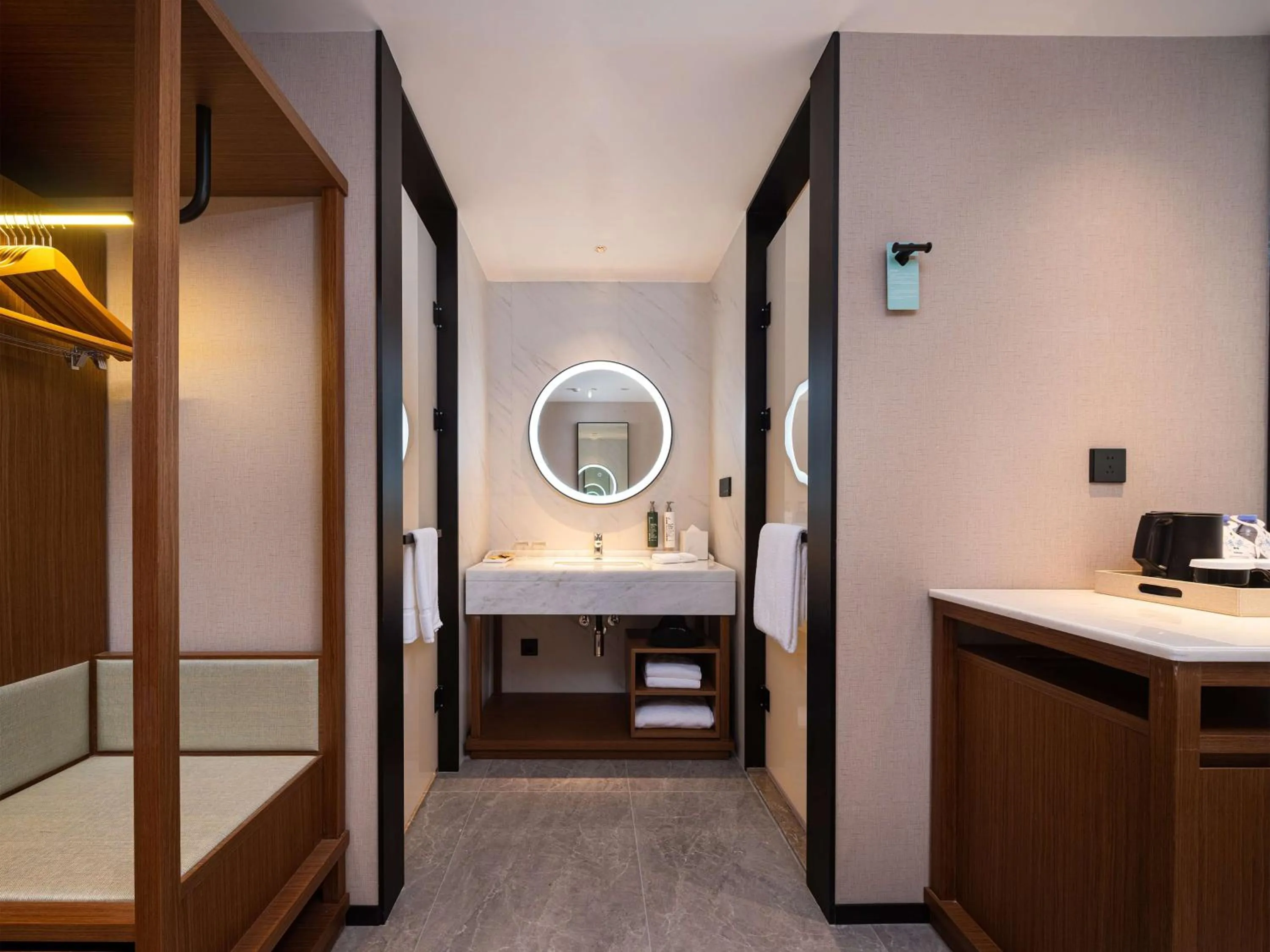 Bathroom, Bed in Hilton Garden Inn Hefei High-Tech Zone