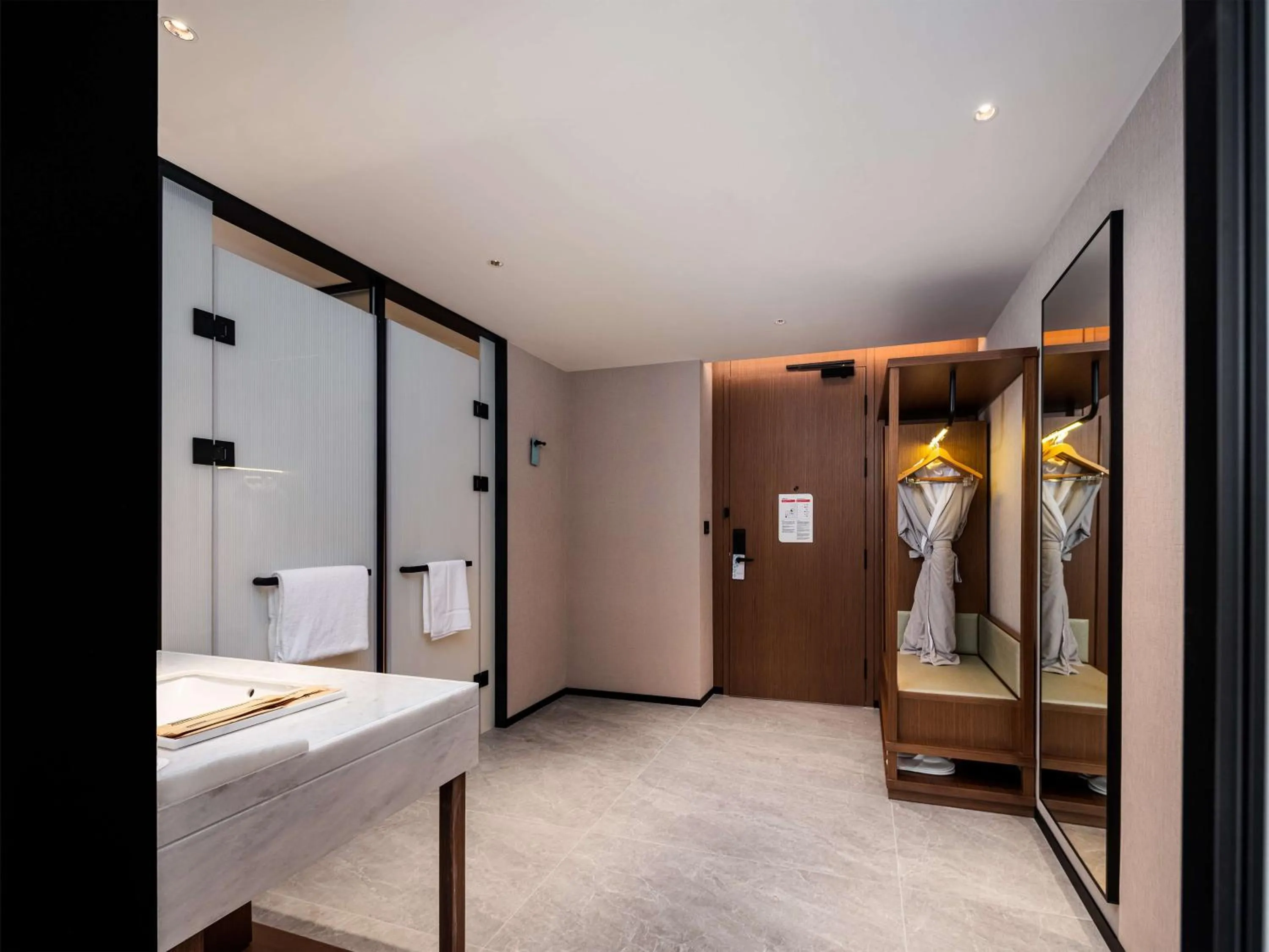 Bathroom, Bed in Hilton Garden Inn Hefei High-Tech Zone