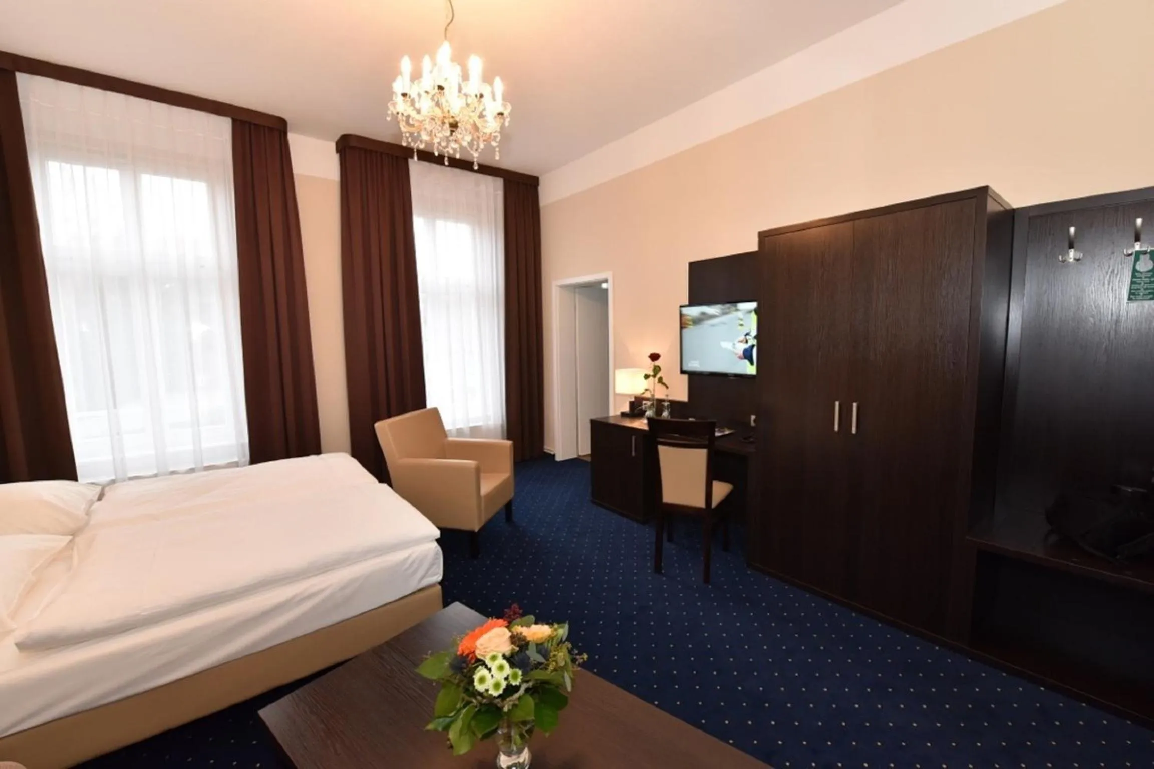 Photo of the whole room, Bed in Weinhaus Wöhler