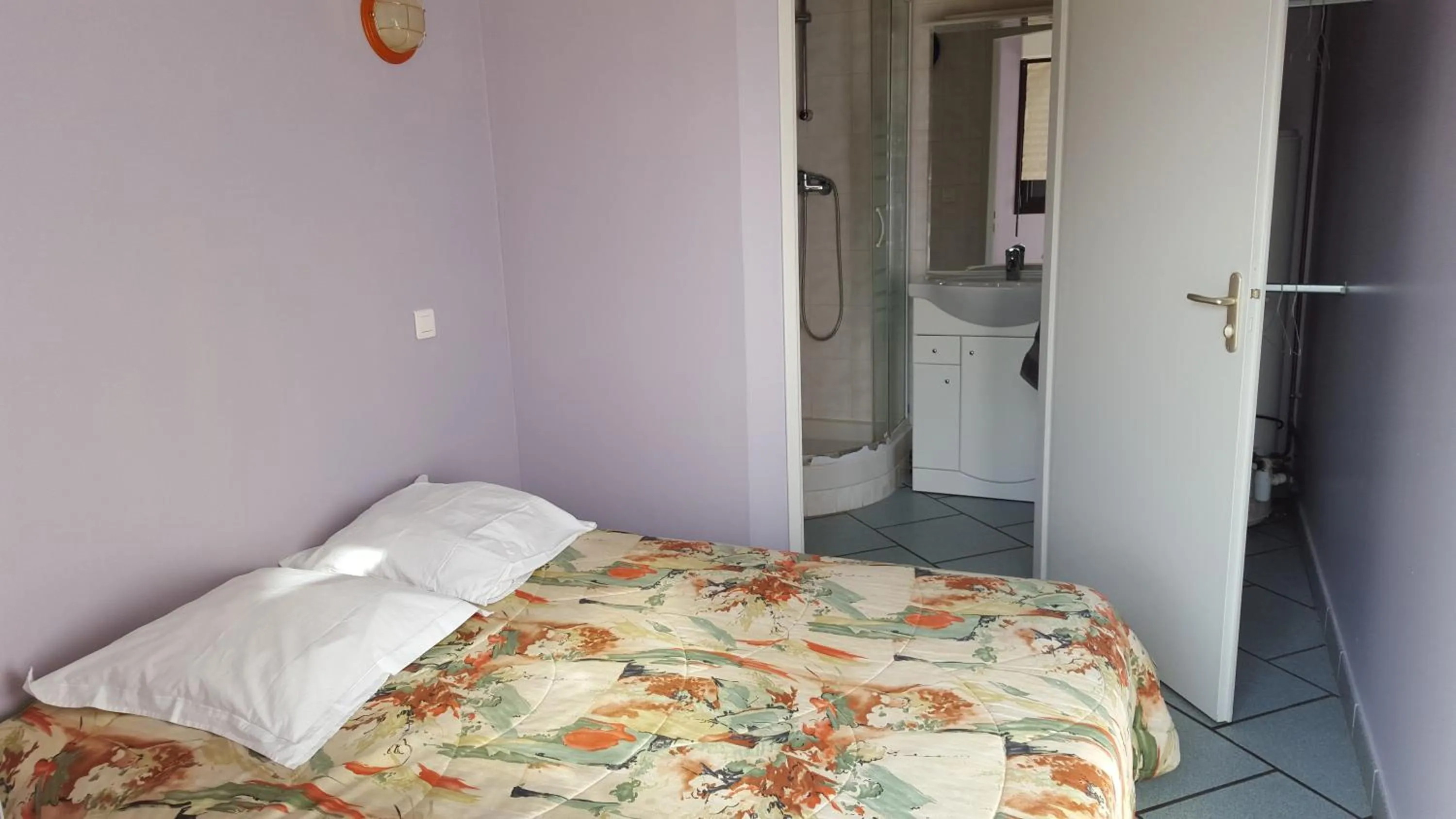 Photo of the whole room, Bed in Auberge de l'Europe