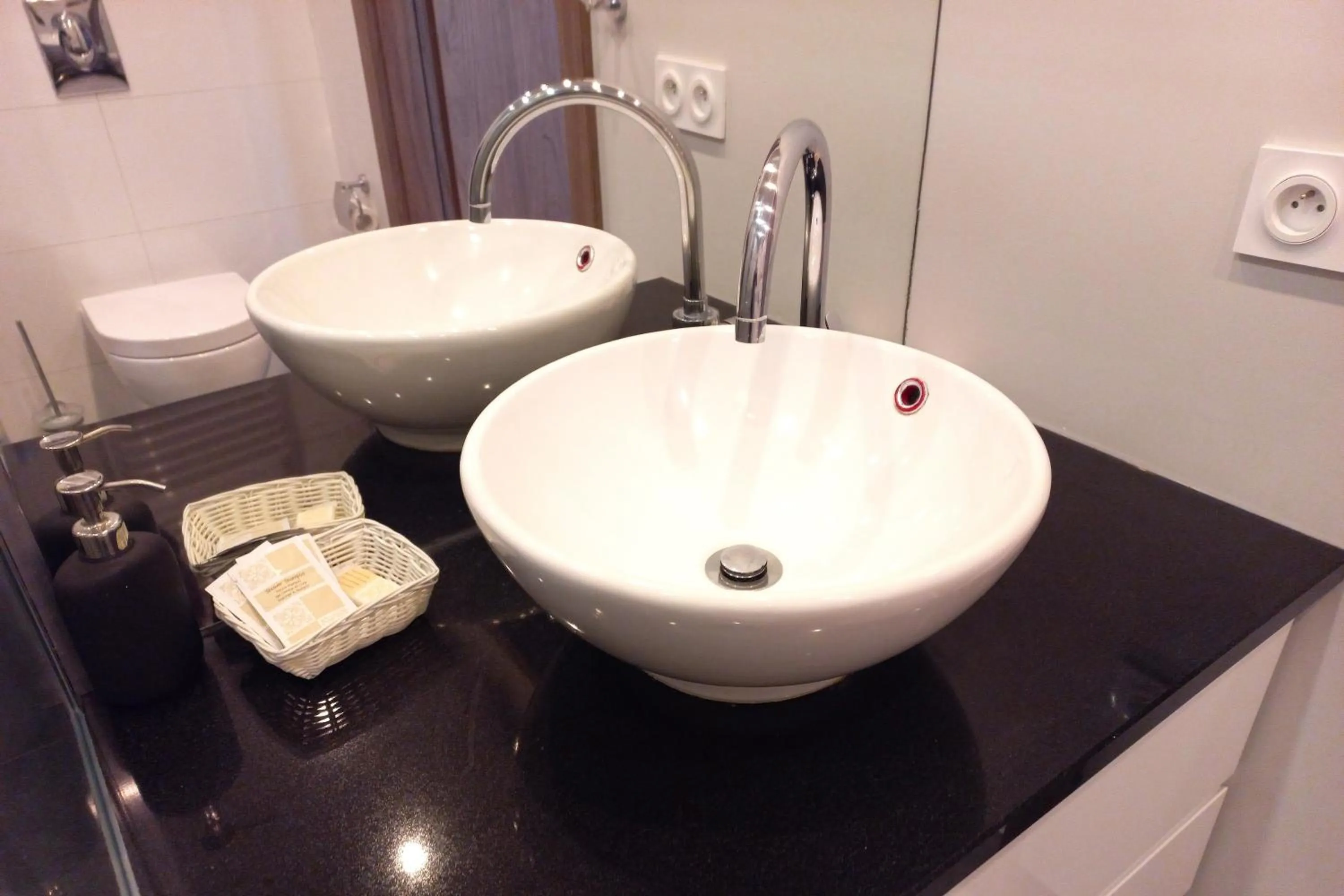 Toilet in erApartments Oxygen Residence