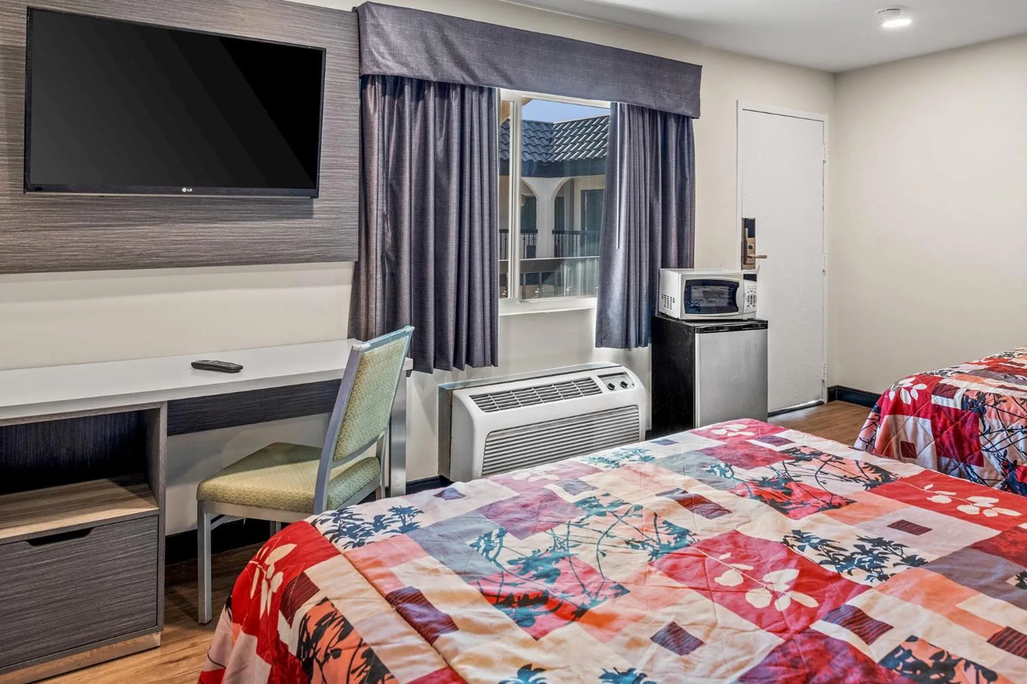 Bed in La Mirage Inn - Long Beach