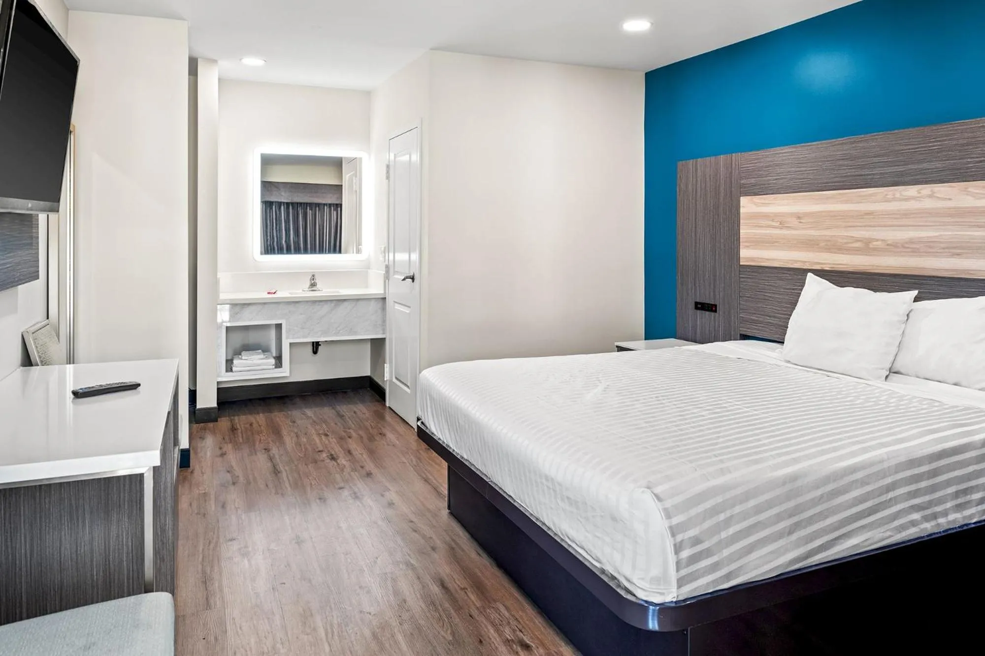 Bed in La Mirage Inn - Long Beach