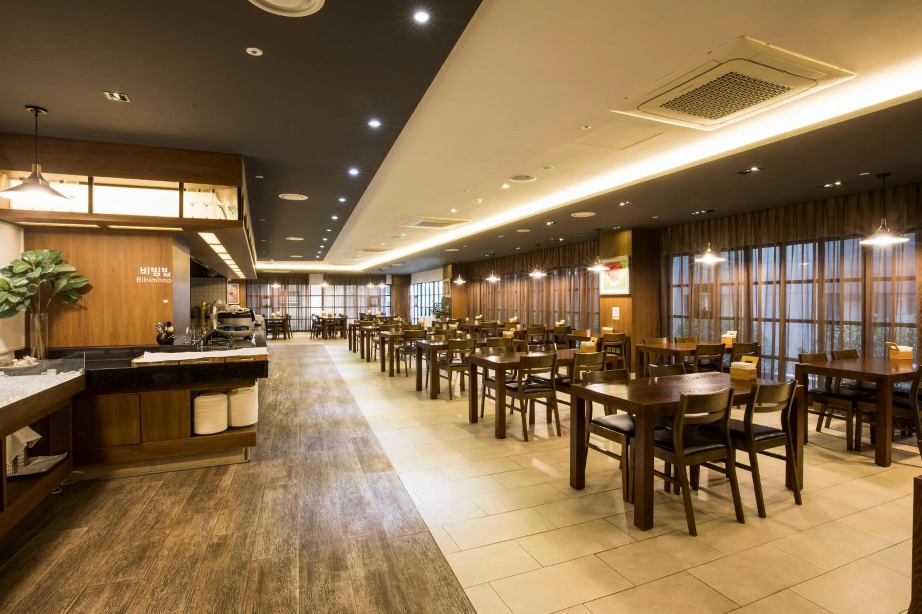 Restaurant/places to eat in Vistacay Hotel Worldcup