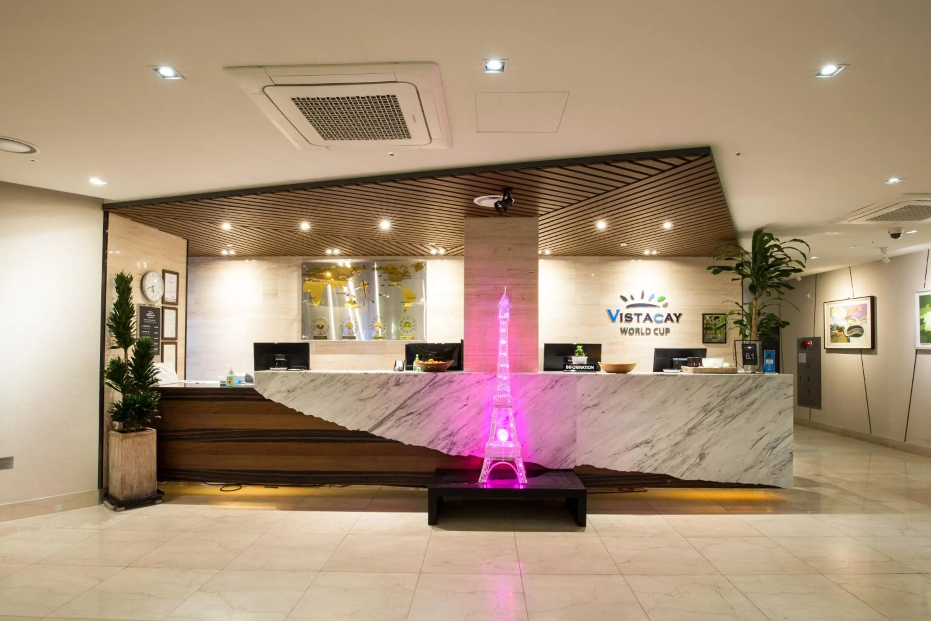 Lobby or reception in Vistacay Hotel Worldcup