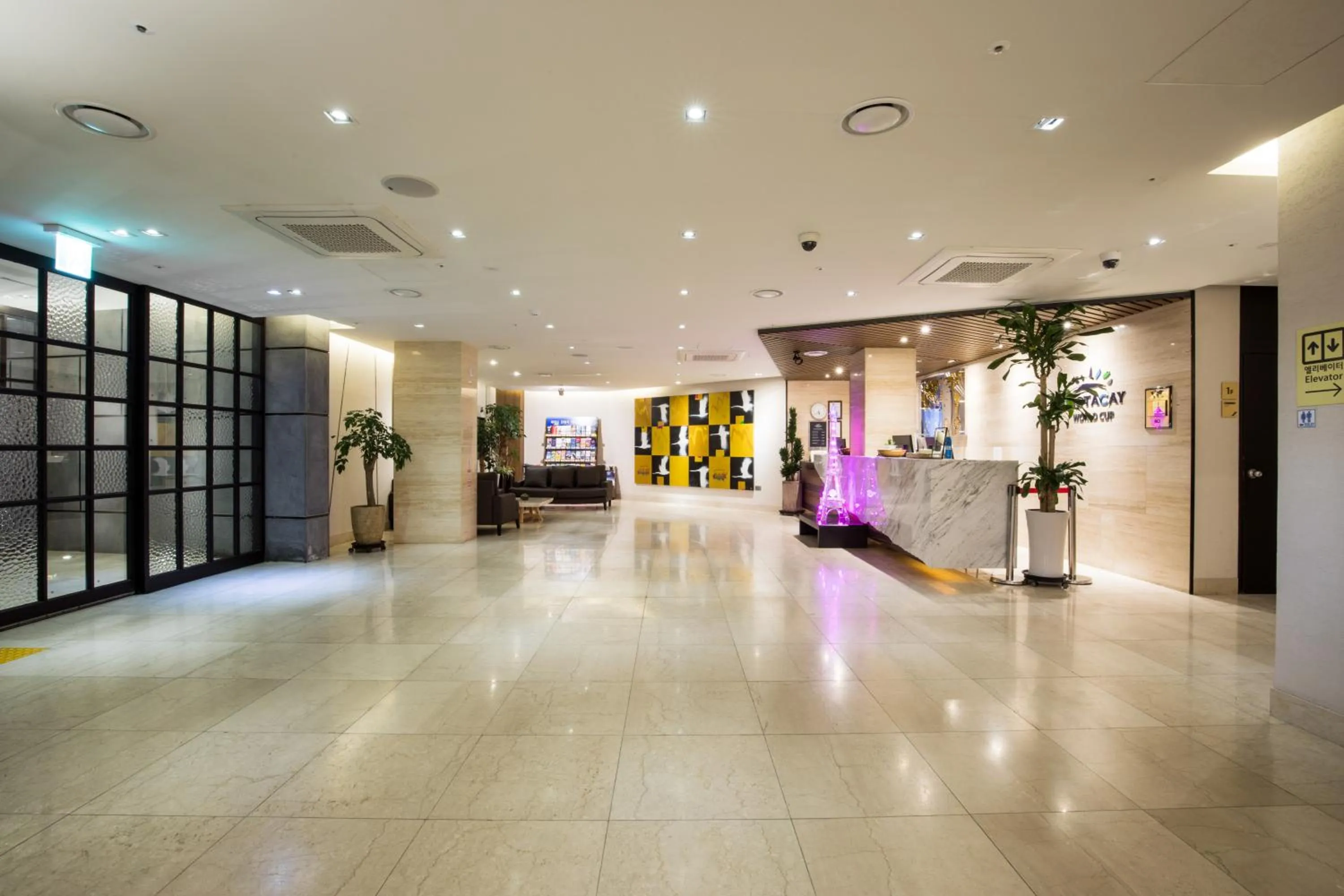 Lobby or reception in Vistacay Hotel Worldcup