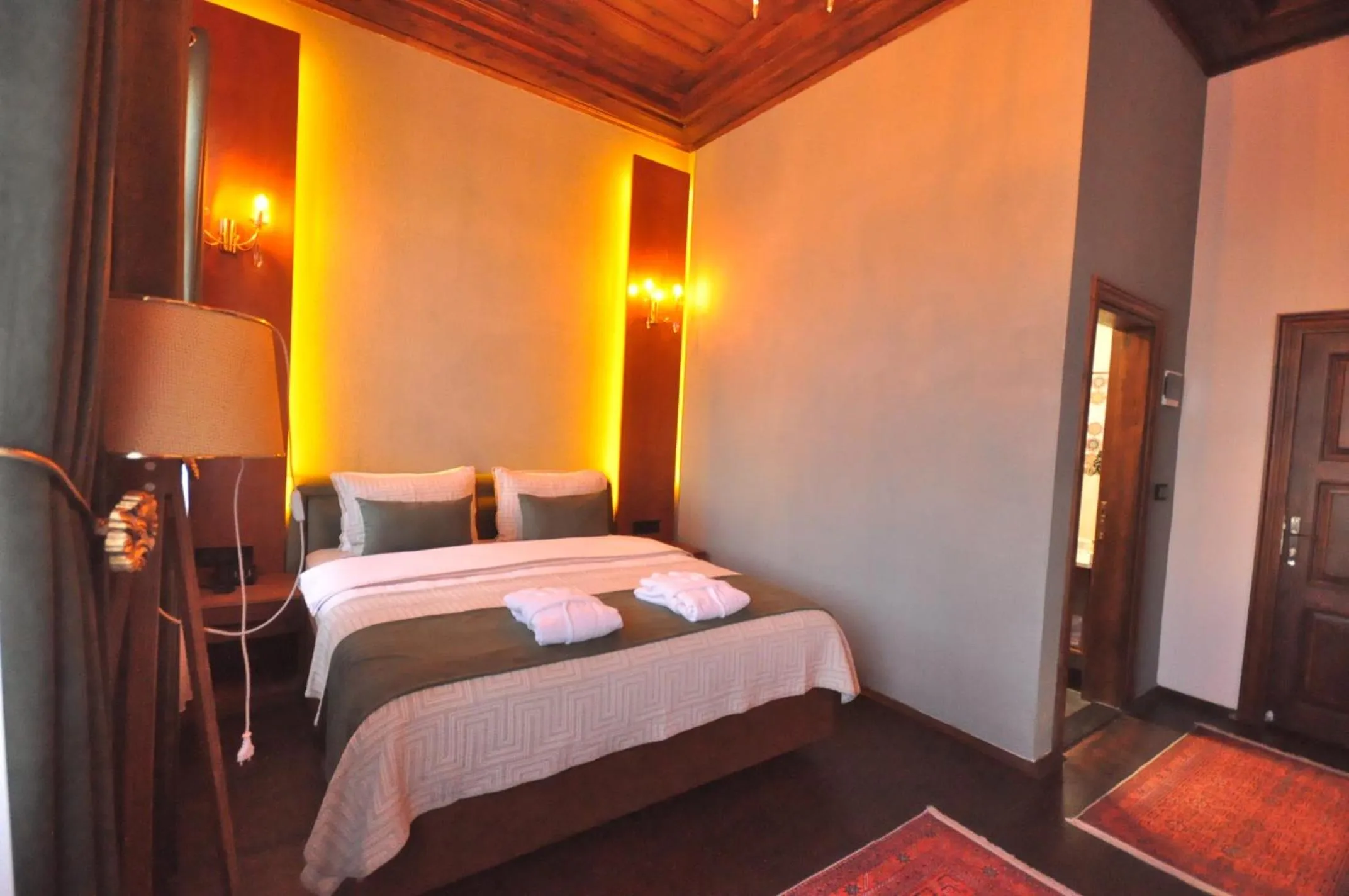 Photo of the whole room, Bed in Mihman Konak Hotel