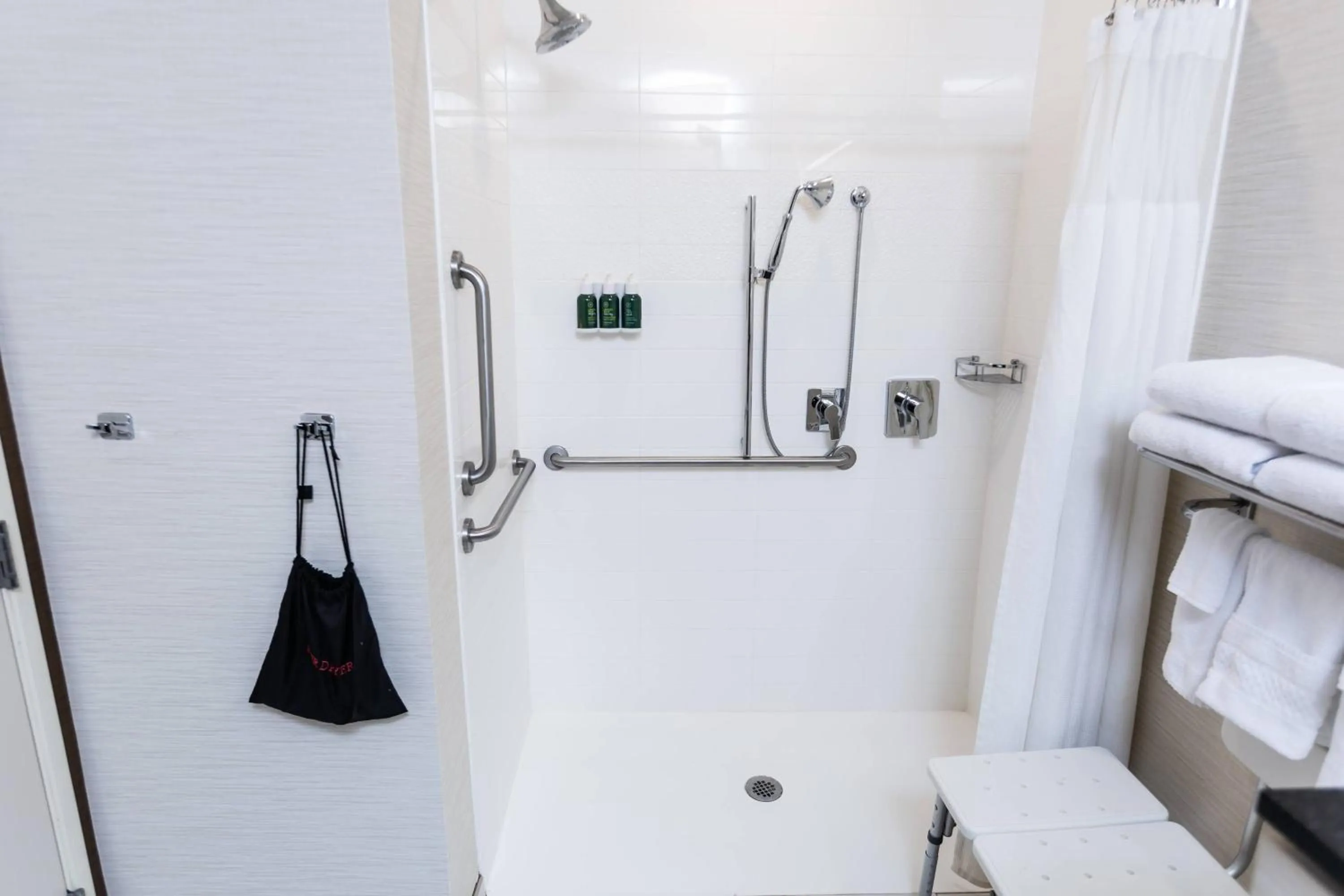 Bathroom in Fairfield Inn & Suites by Marriott Bowling Green