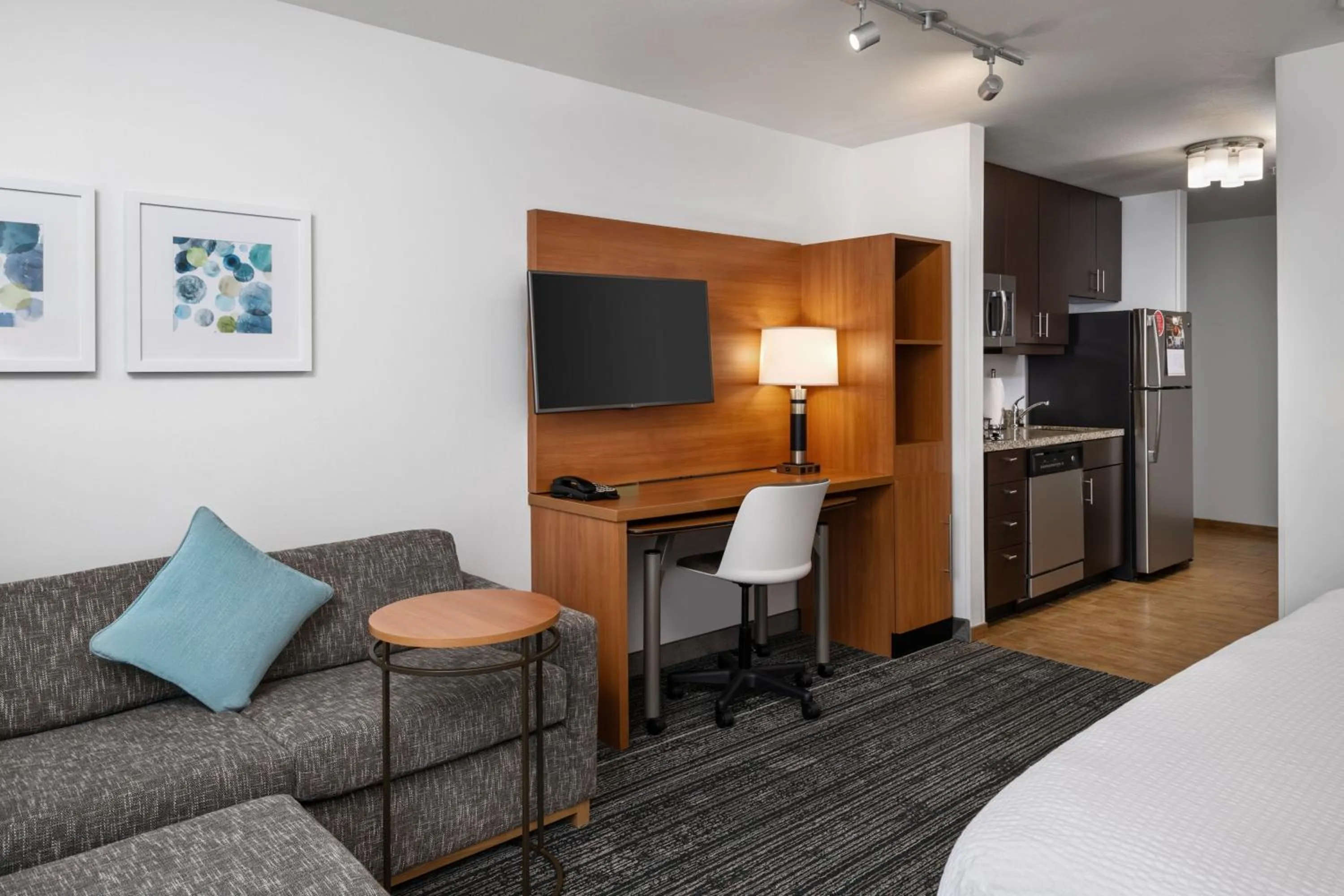 Living room, Bed in TownePlace Suites by Marriott Salt Lake City-West Valley