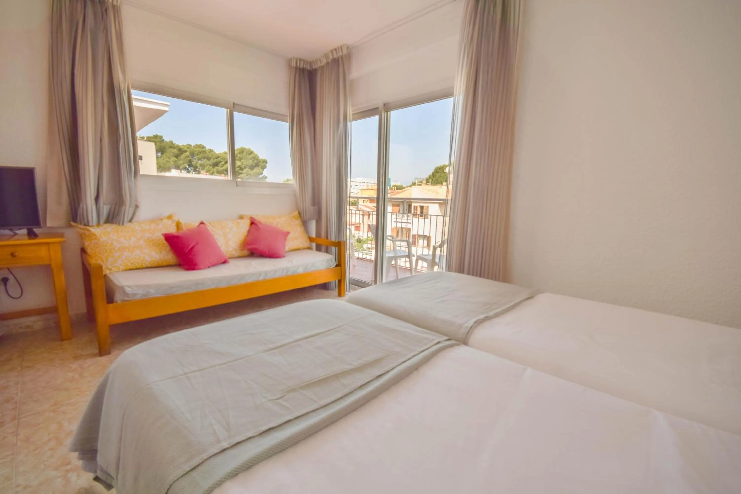 Photo of the whole room, Bed in Houm Nets - Adults Only