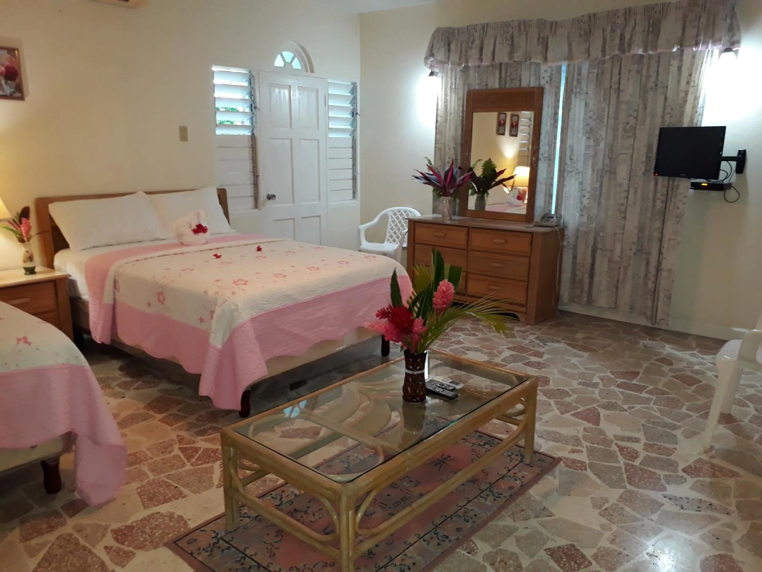 Photo of the whole room, Bed in Paradise Inn