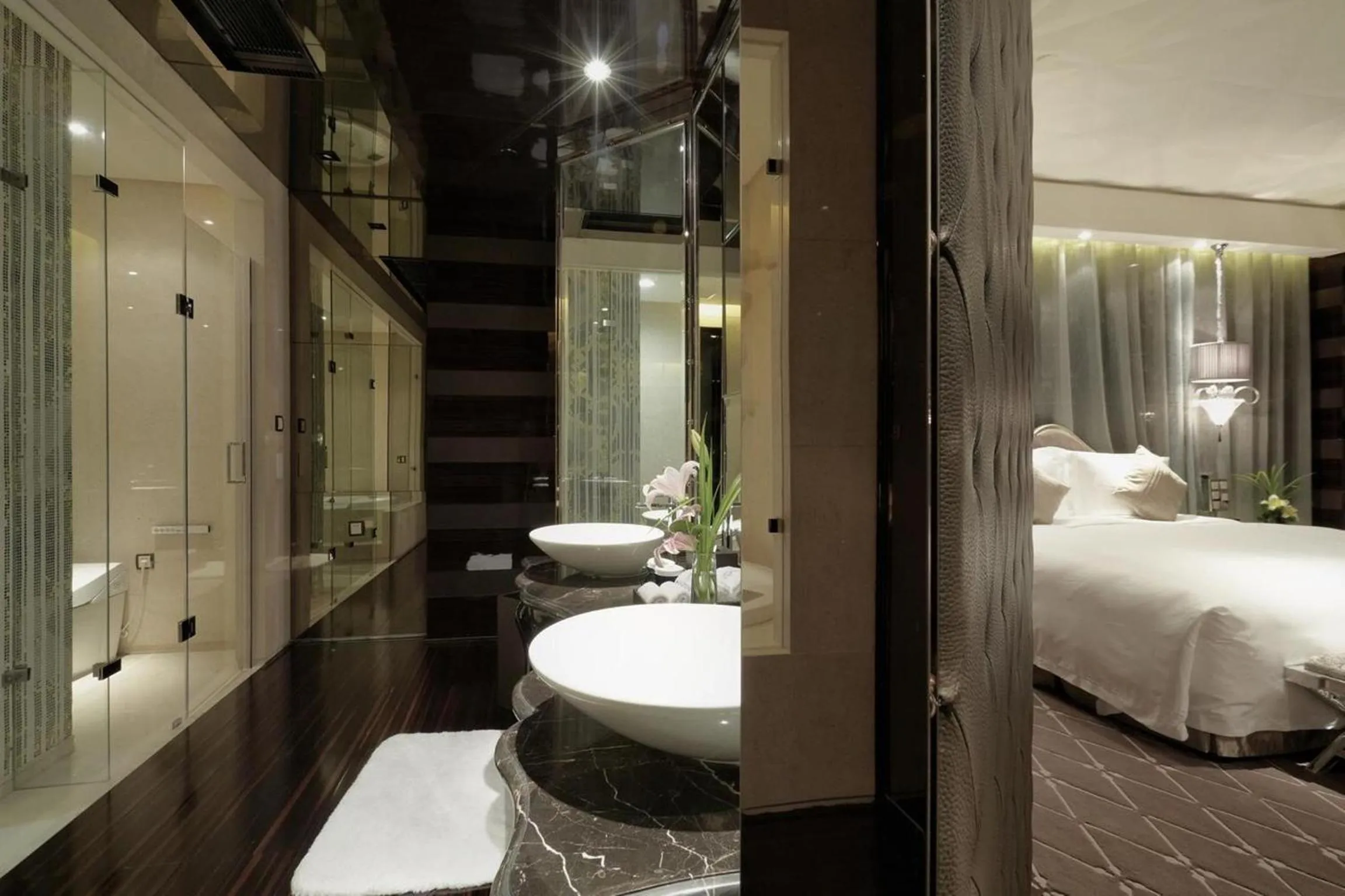 Bathroom, Bed in Chateau Star River Shanghai Minhang