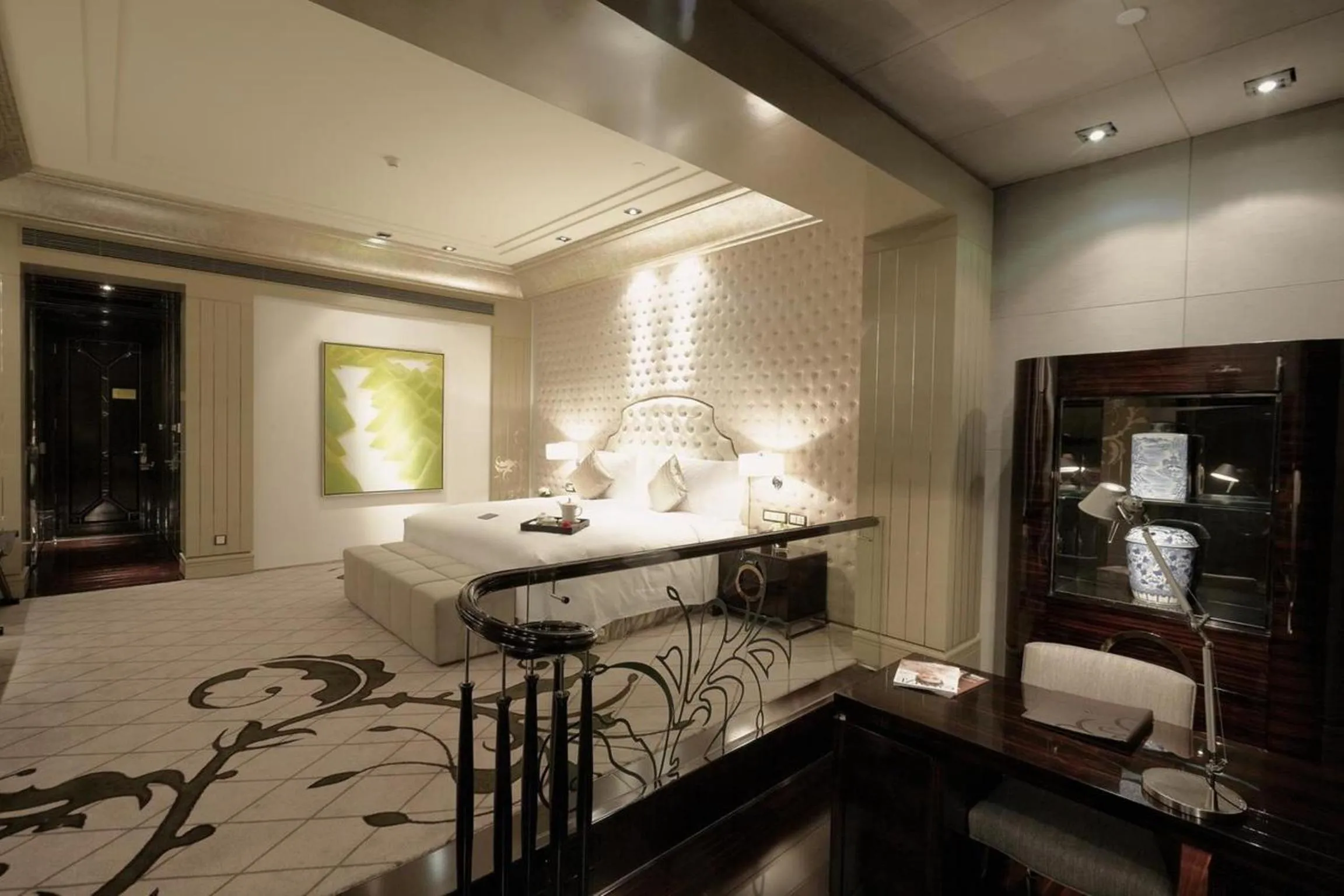 Photo of the whole room, Bed in Chateau Star River Shanghai Minhang