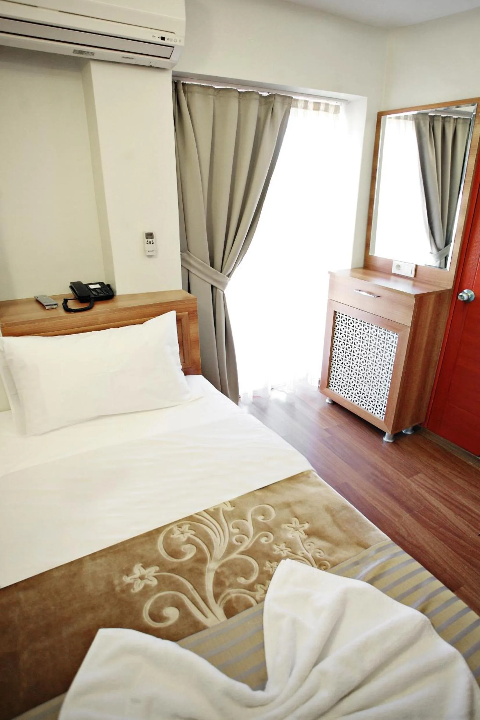 Photo of the whole room, Bed in Taksim Palace Hotel
