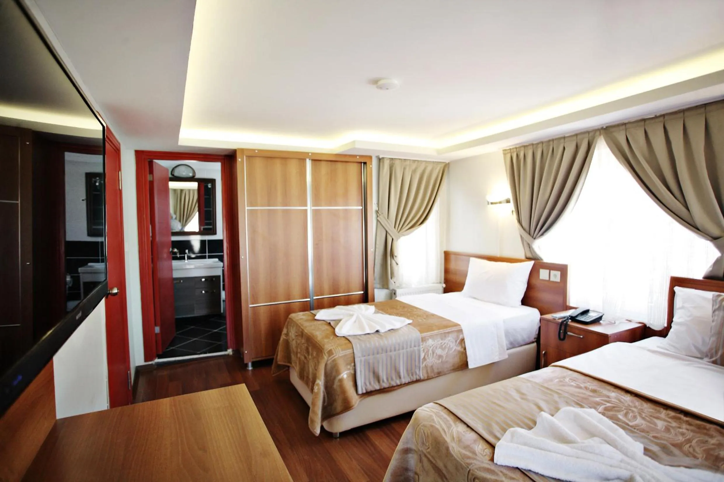 Photo of the whole room, Bed in Taksim Palace Hotel