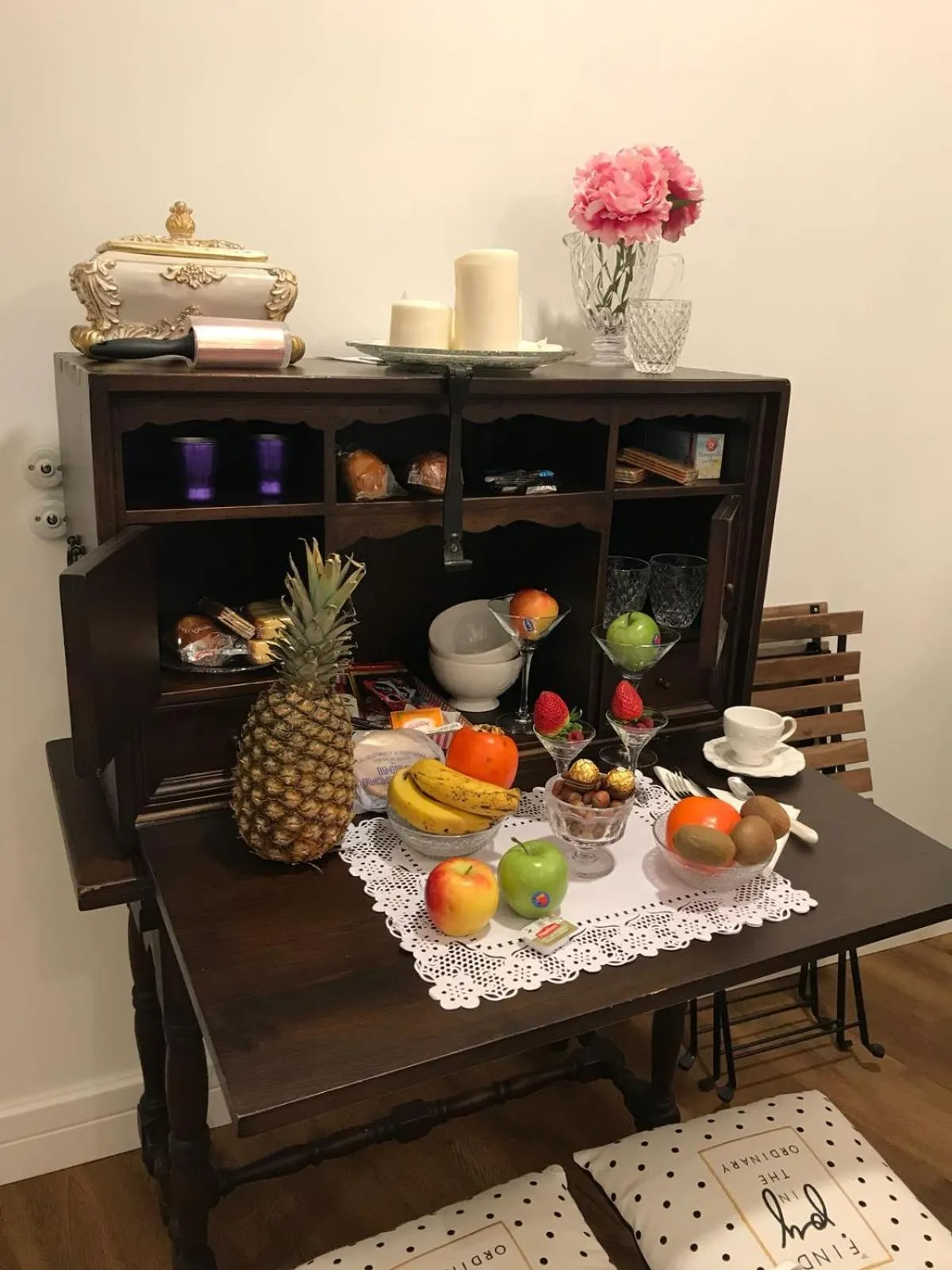 Kitchen or kitchenette in Purple Dog Suites