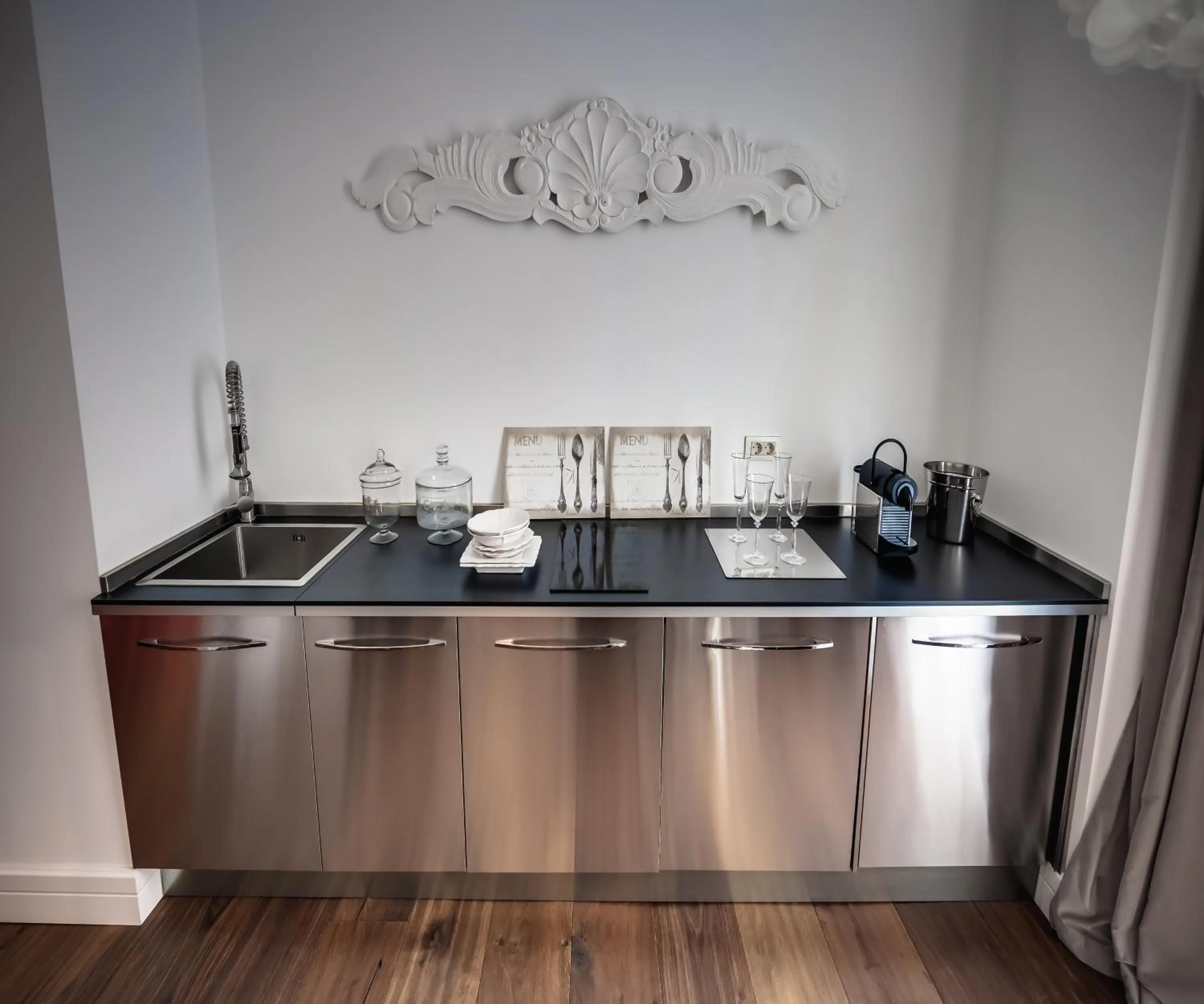 Kitchen or kitchenette in Purple Dog Suites