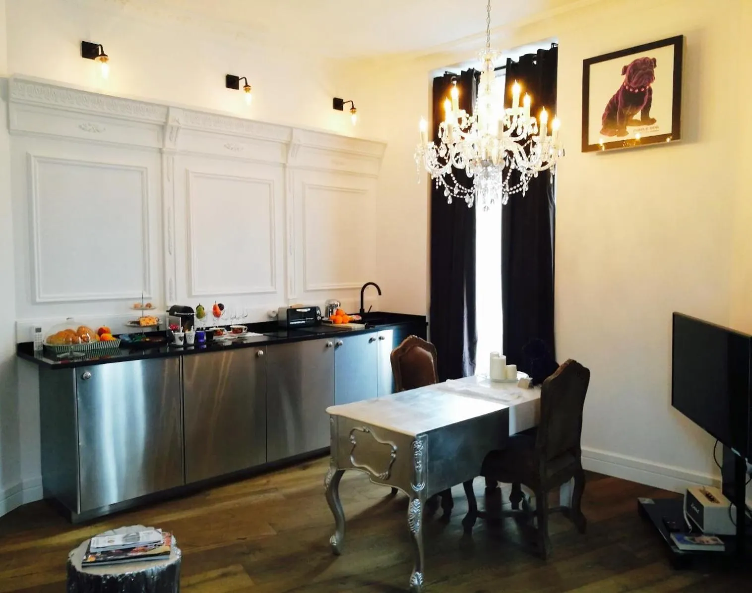 Kitchen or kitchenette in Purple Dog Suites