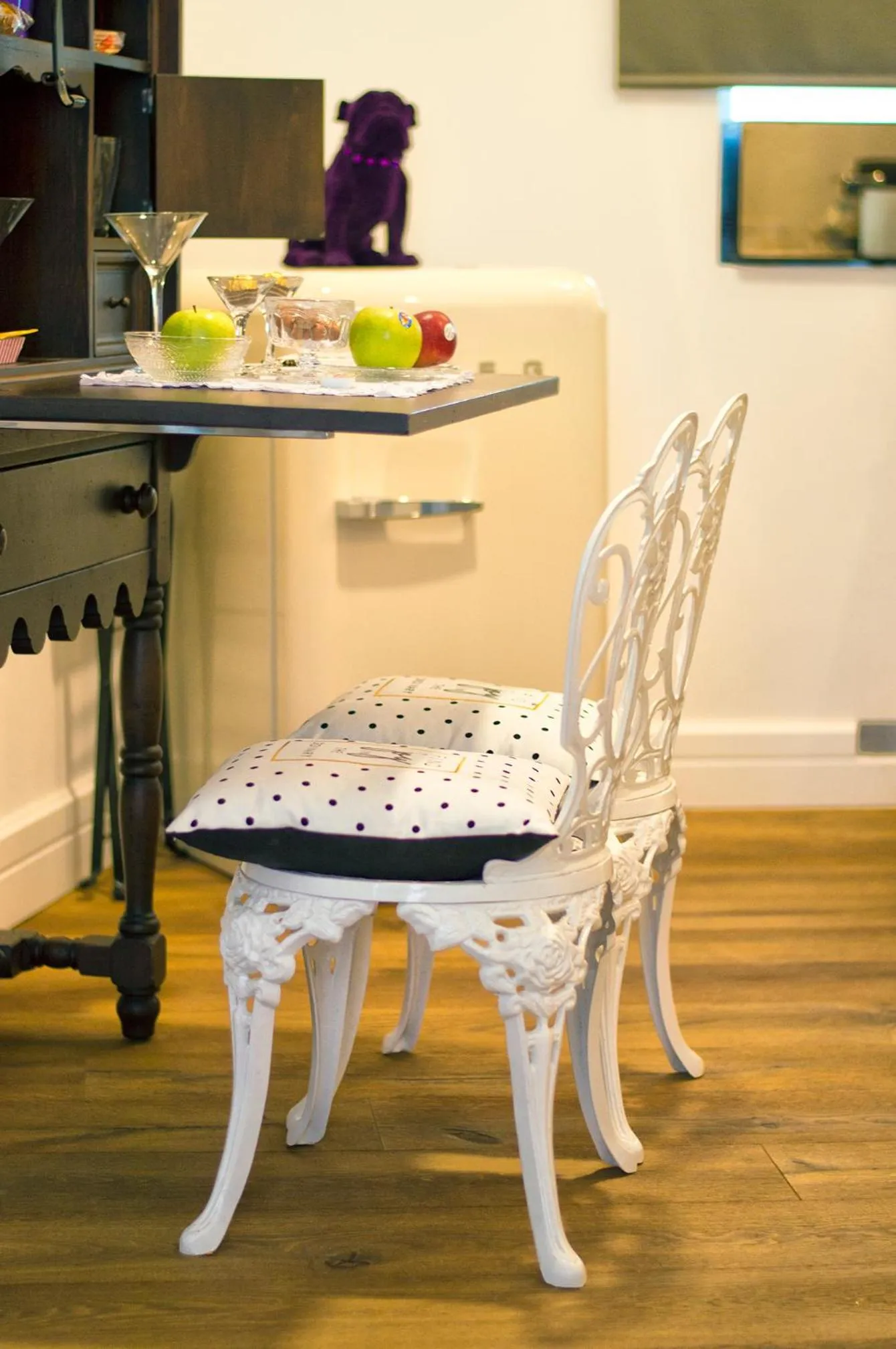 Kitchen or kitchenette in Purple Dog Suites