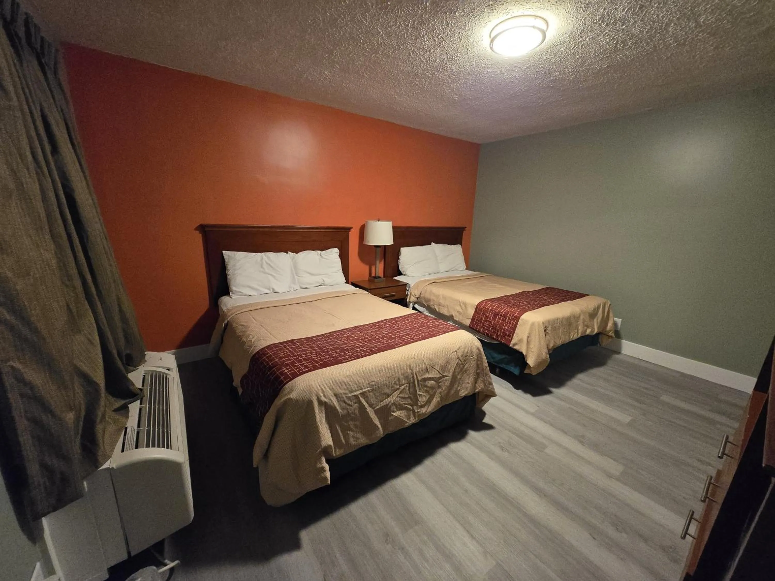 Bedroom in Skyline Motel by Belvilla Waynesboro US 250