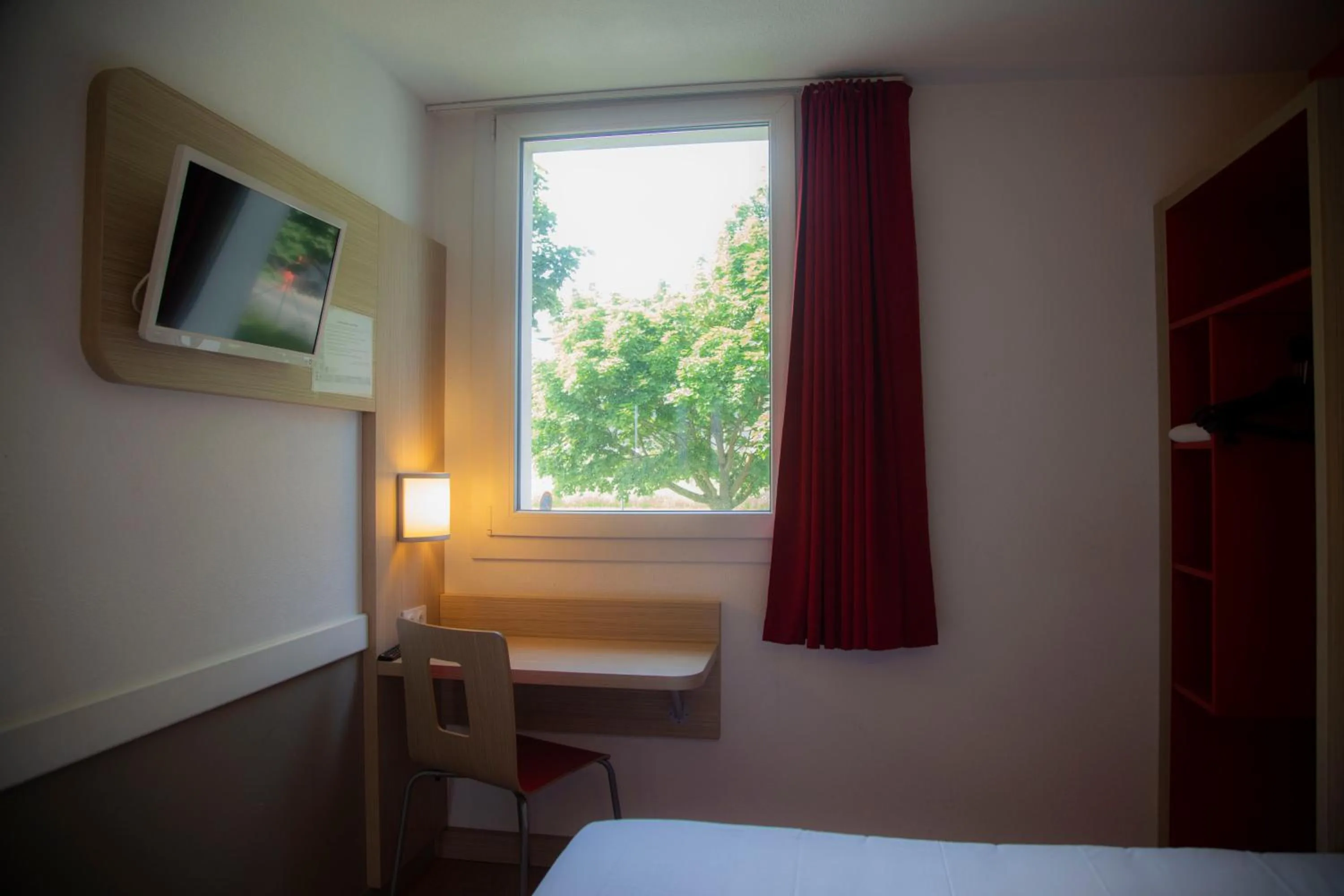 Seating area, Bed in Kyriad Direct Arras - Saint-Laurent-Blangy - Parc Expo