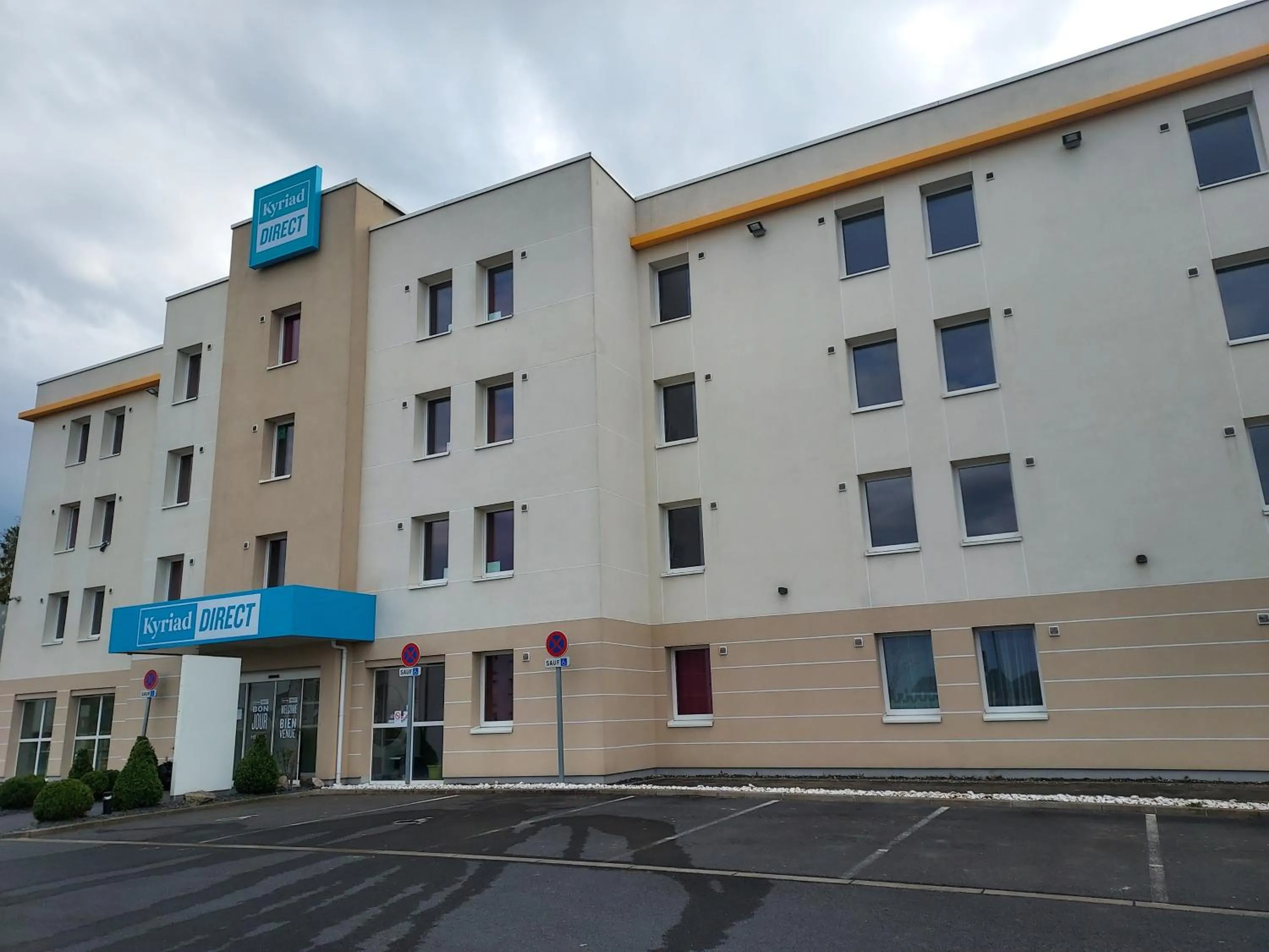 Property building in Kyriad Direct Arras - Saint-Laurent-Blangy - Parc Expo