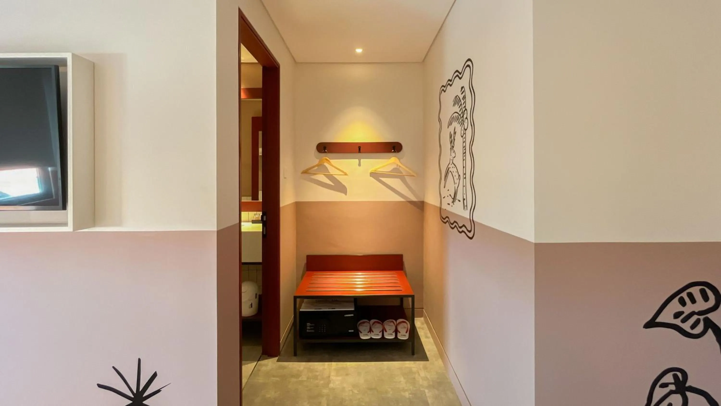 wardrobe, Bed in Kotta GO Hotel Tegal