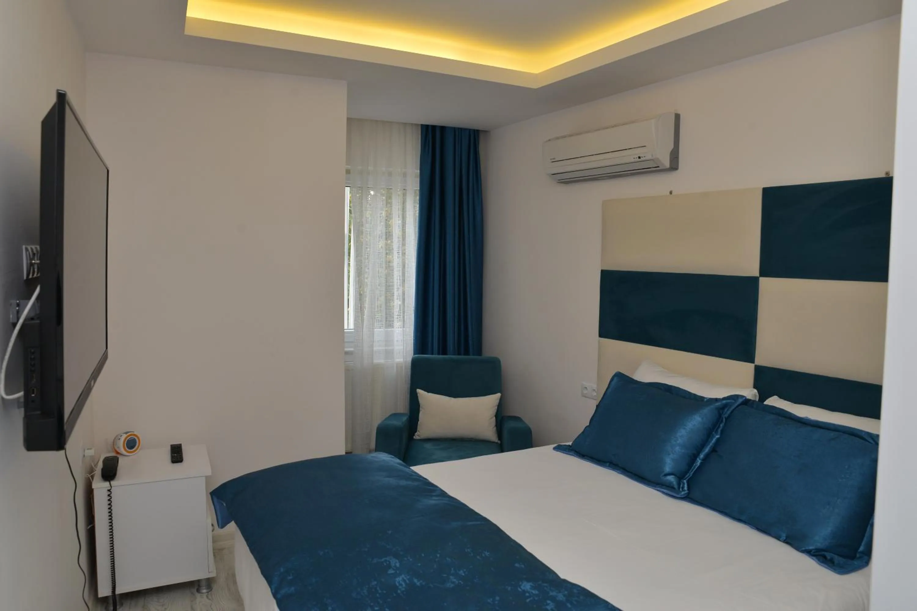 Photo of the whole room in Deep Hotel