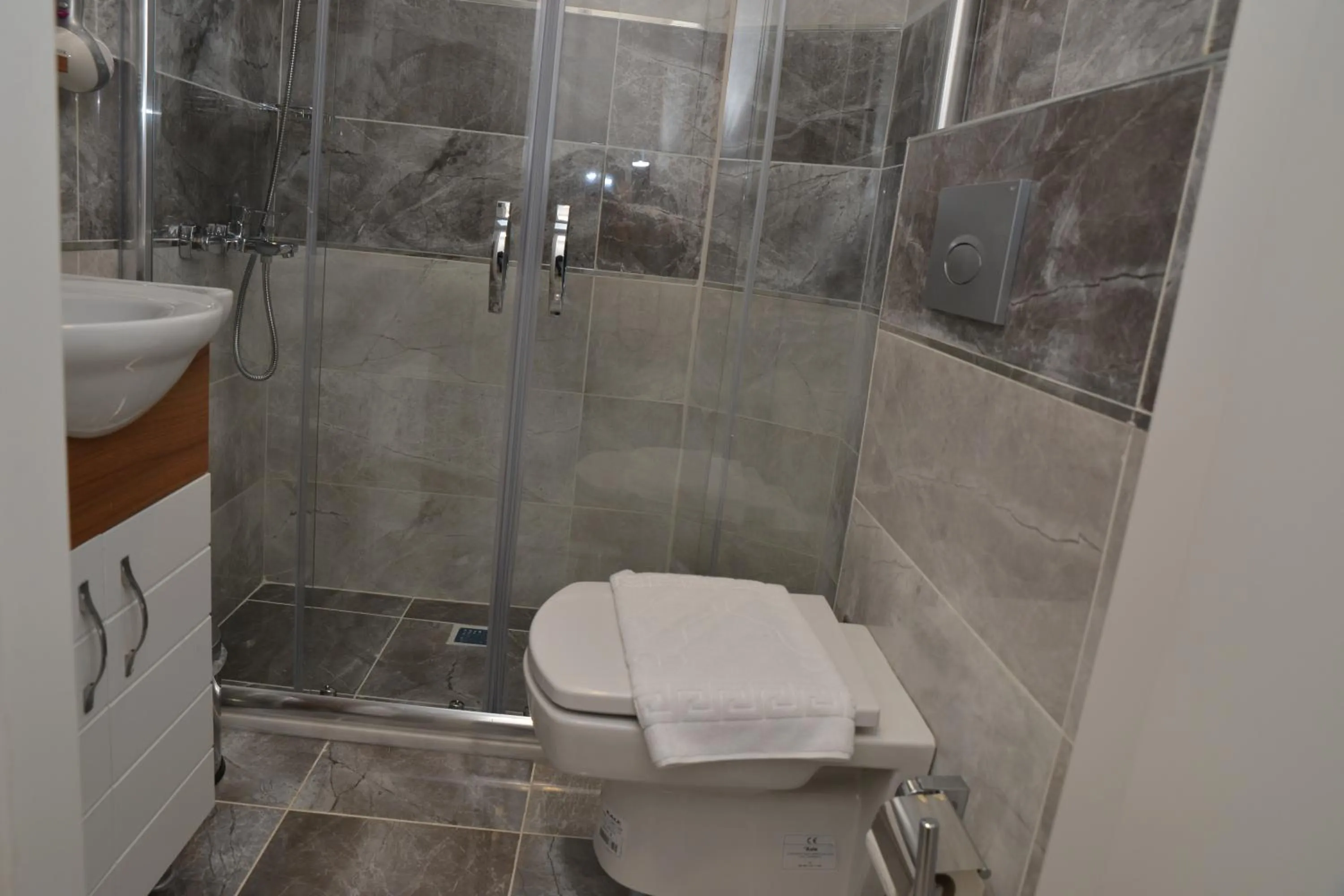 Toilet in Deep Hotel