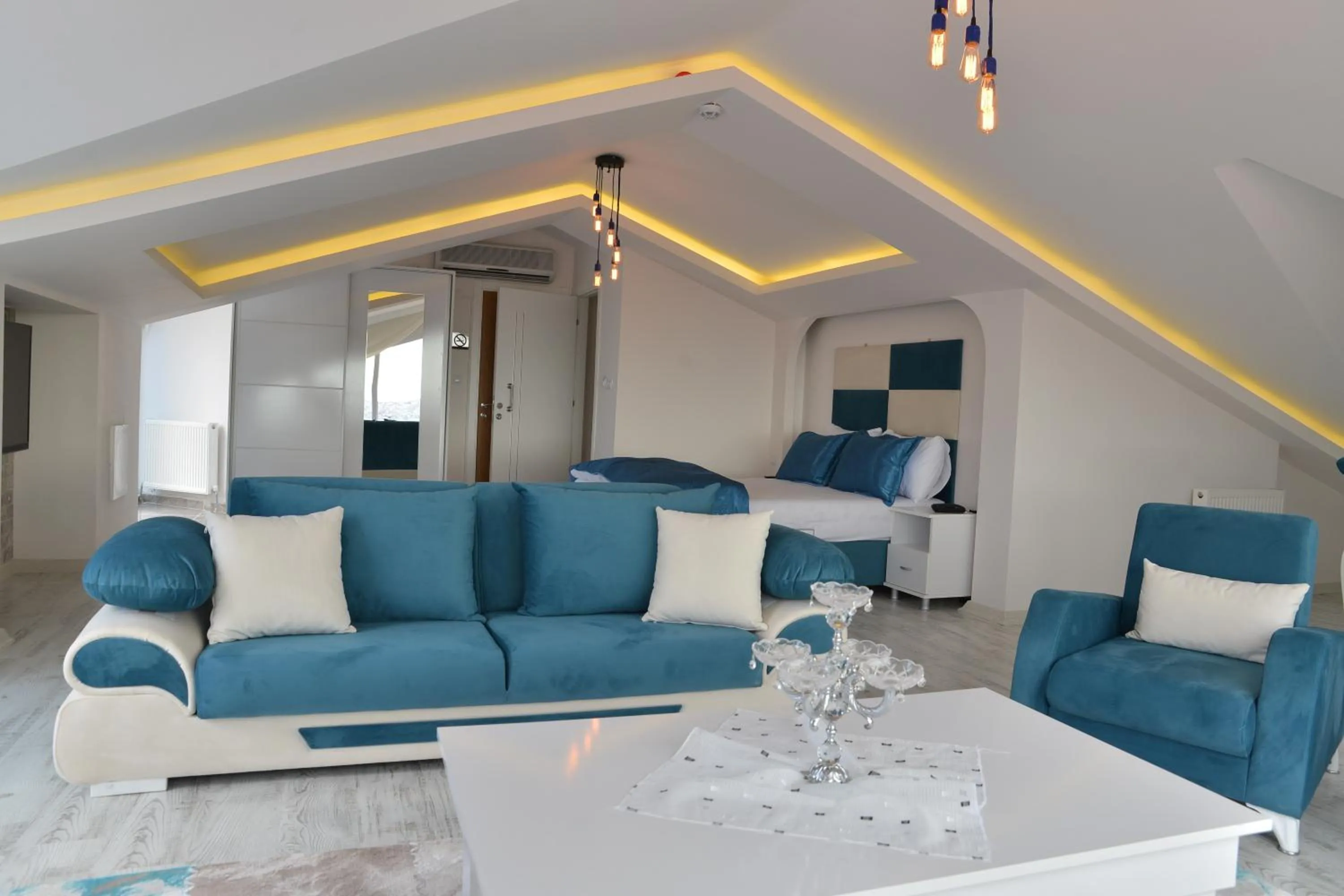 Photo of the whole room in Deep Hotel